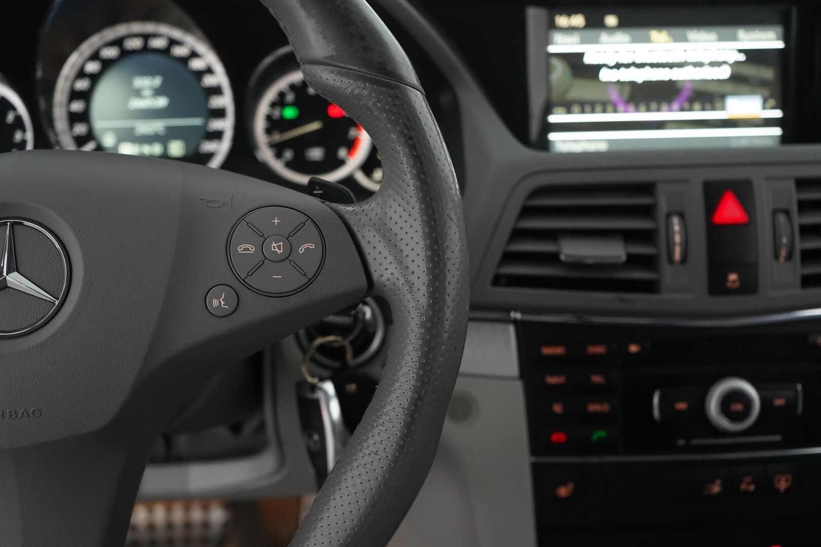Mercedes-Benz E 2010 250 CGI Coupé A AMG *Ortopedinahat / Tutkat / Vakkari / Lohko* - Ketju vaihdettu / Huollettu 05/2025 / Kahdet renkaat vanteilla