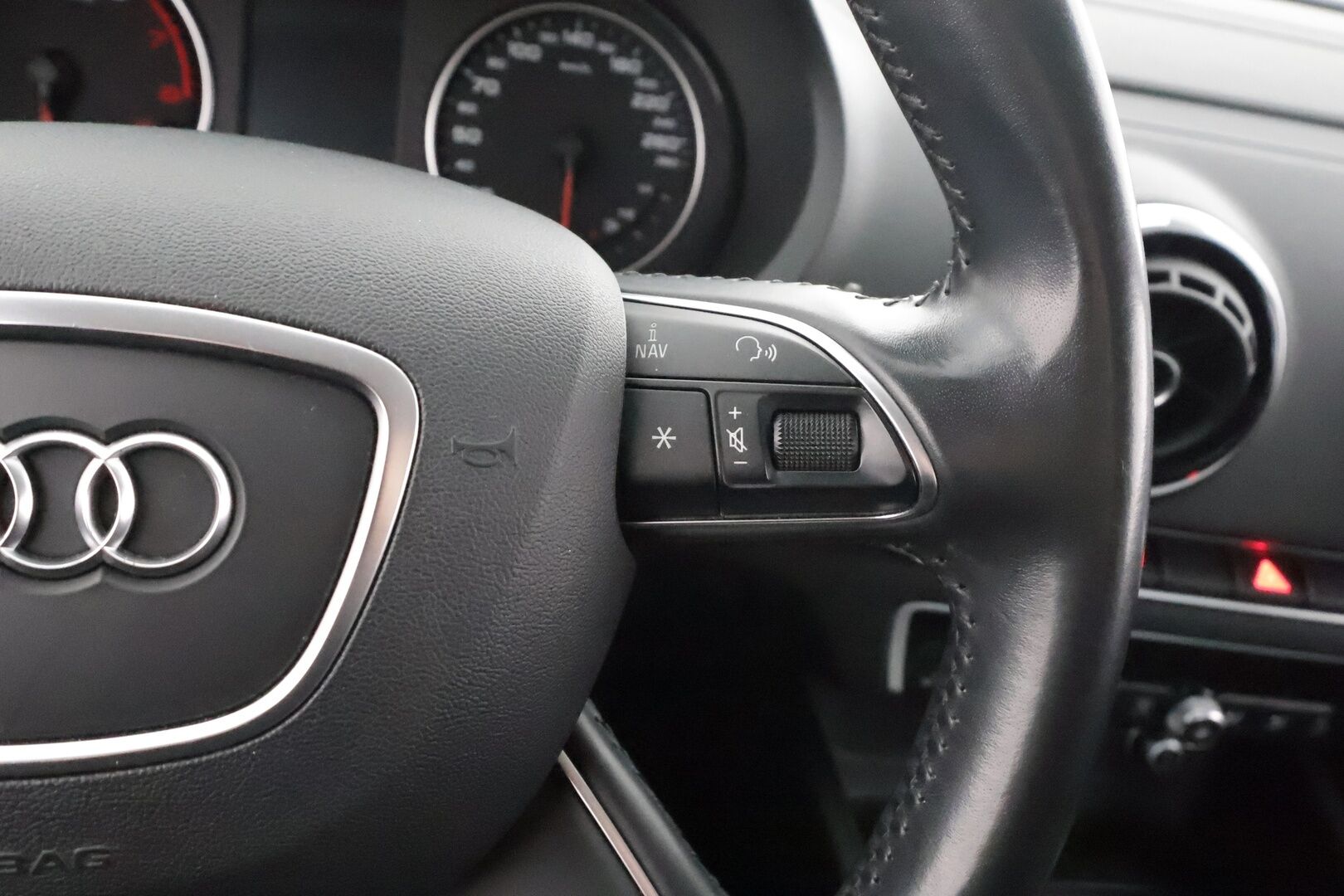 Audi A3 2015 Sedan Business 1,4 TFSI COD 110 kW ultra S tronic *Vakkari / Xenon / P.tutka / Bluetooth / Sisätilanlämmitin* - Suomi-auto / Kahdet renkaat aluvanteilla / Jakohihna juuri vaihdettu!