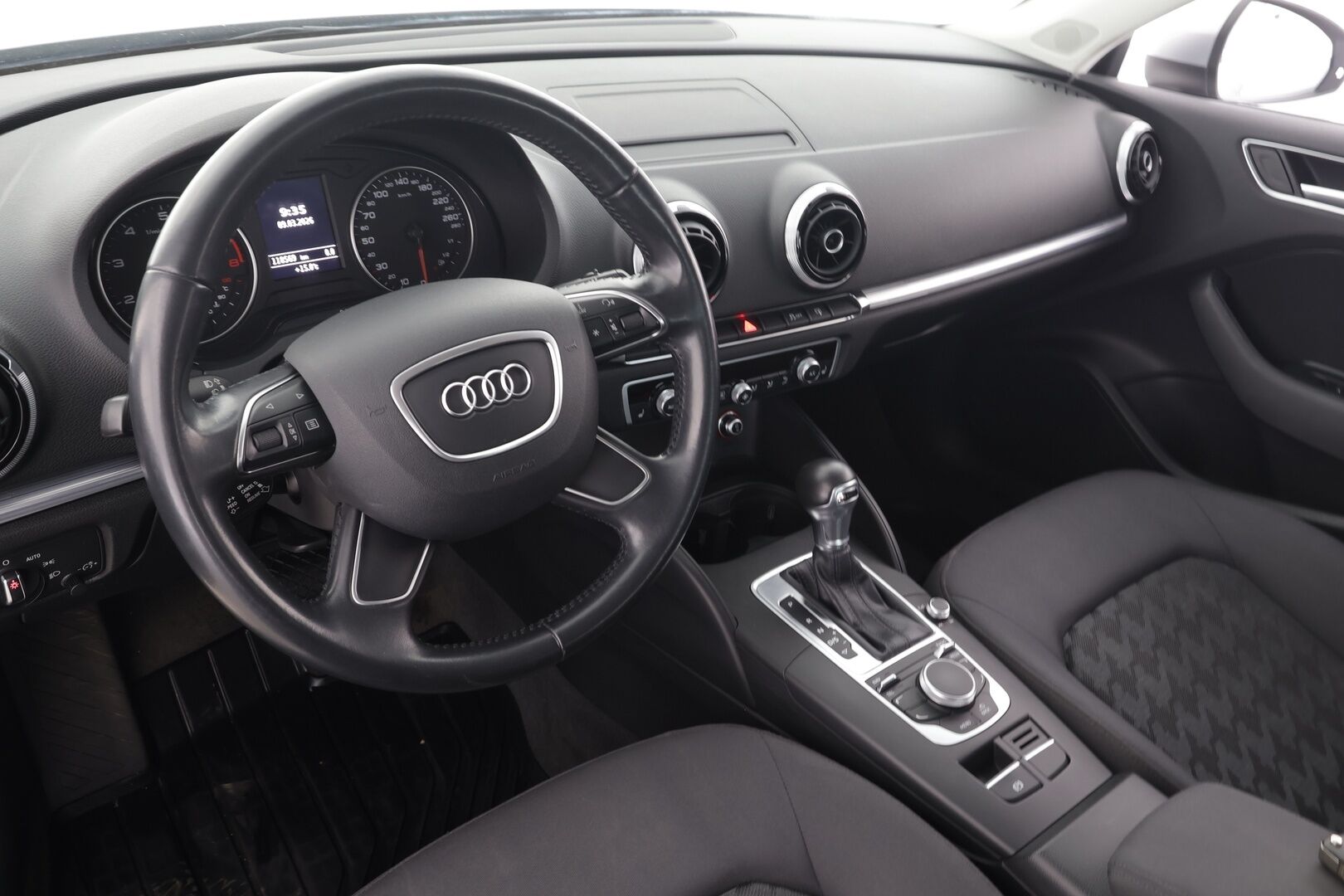 Audi A3 2015 Sedan Business 1,4 TFSI COD 110 kW ultra S tronic *Vakkari / Xenon / P.tutka / Bluetooth / Sisätilanlämmitin* - Suomi-auto / Kahdet renkaat aluvanteilla / Jakohihna juuri vaihdettu!