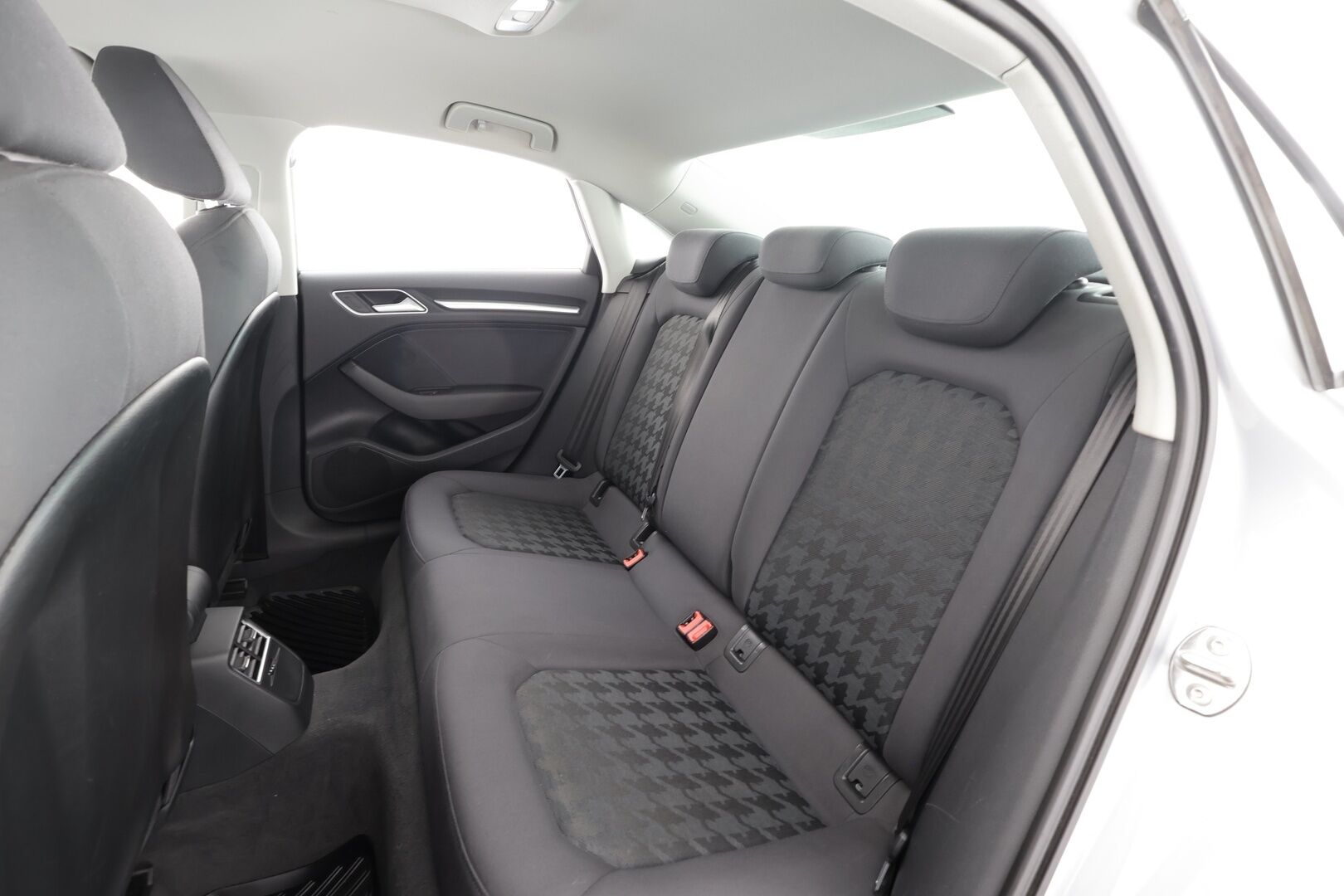 Audi A3 2015 Sedan Business 1,4 TFSI COD 110 kW ultra S tronic *Vakkari / Xenon / P.tutka / Bluetooth / Sisätilanlämmitin* - Suomi-auto / Kahdet renkaat aluvanteilla / Jakohihna juuri vaihdettu!