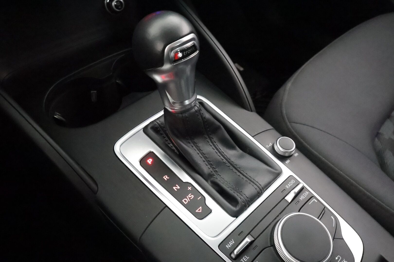 Audi A3 2015 Sedan Business 1,4 TFSI COD 110 kW ultra S tronic *Vakkari / Xenon / P.tutka / Bluetooth / Sisätilanlämmitin* - Suomi-auto / Kahdet renkaat aluvanteilla / Jakohihna juuri vaihdettu!