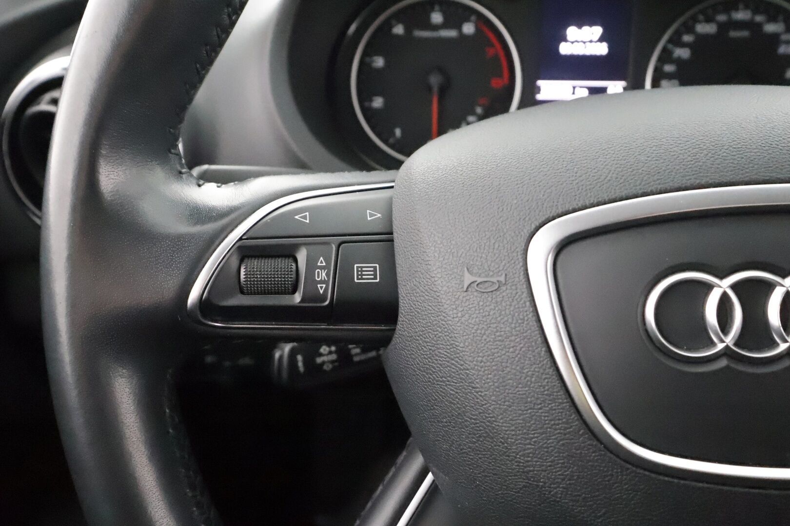 Audi A3 2015 Sedan Business 1,4 TFSI COD 110 kW ultra S tronic *Vakkari / Xenon / P.tutka / Bluetooth / Sisätilanlämmitin* - Suomi-auto / Kahdet renkaat aluvanteilla / Jakohihna juuri vaihdettu!