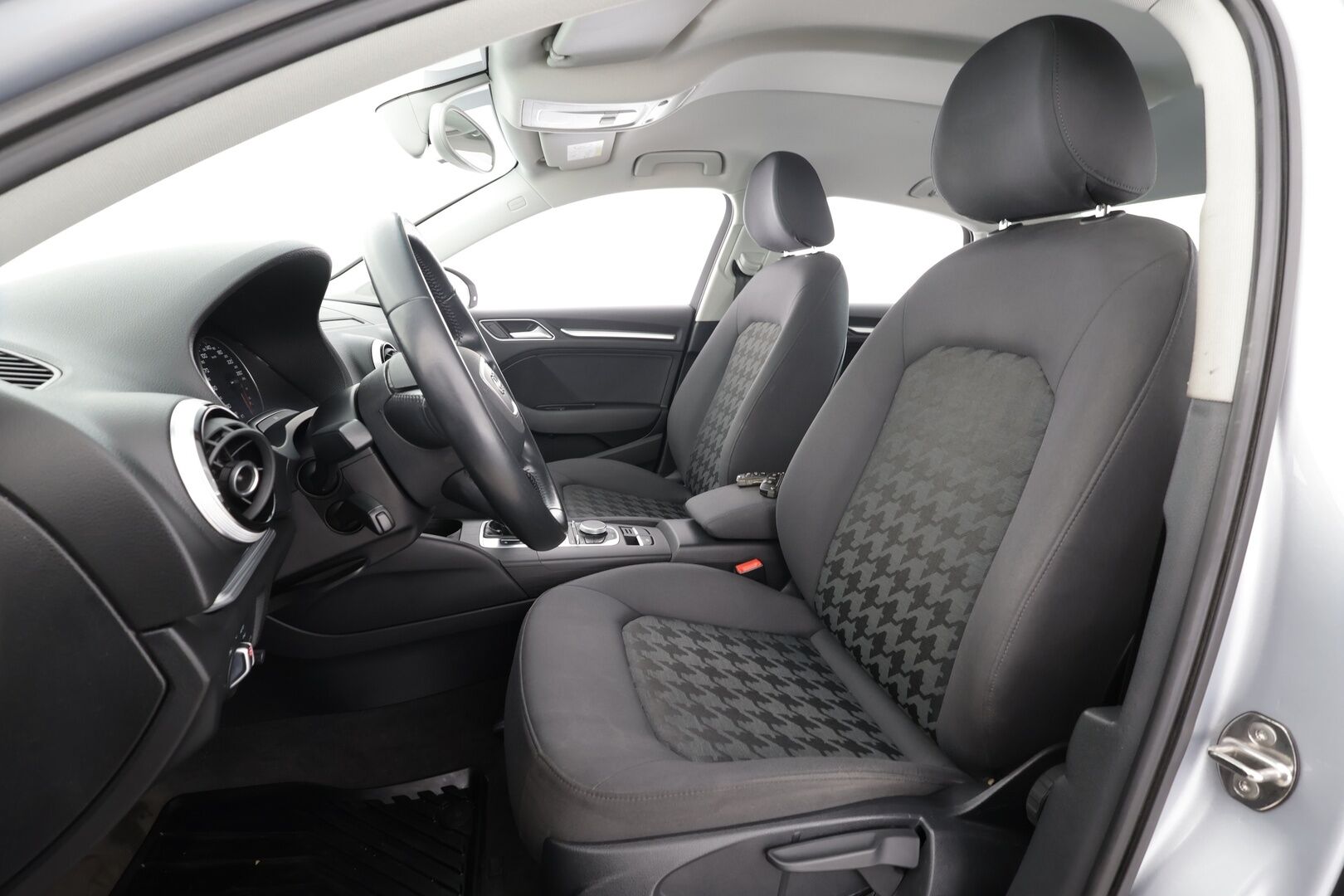 Audi A3 2015 Sedan Business 1,4 TFSI COD 110 kW ultra S tronic *Vakkari / Xenon / P.tutka / Bluetooth / Sisätilanlämmitin* - Suomi-auto / Kahdet renkaat aluvanteilla / Jakohihna juuri vaihdettu!