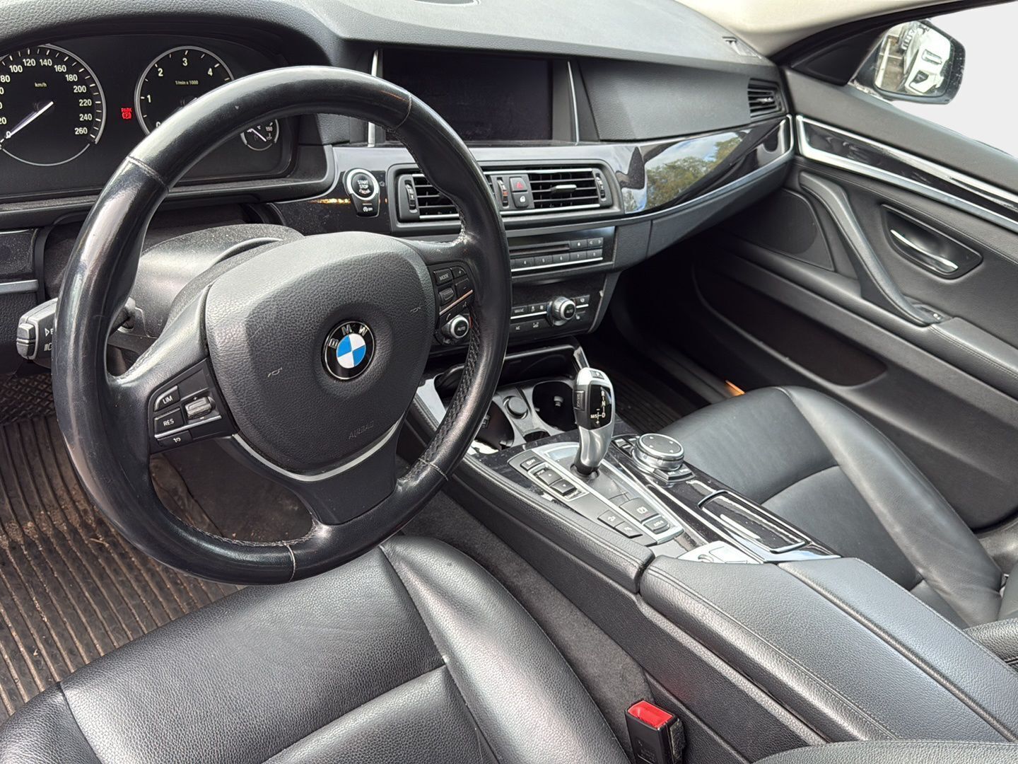 BMW 520 2015 F11 Touring 520d TwinPower Turbo A Limited xDrive Edition / M-sport ratti / Sähkökoukku / Sähkökontti / Nahkasisusta / Vakkari / Bluetooth - Professional Navi / Kahdet hyvät renkaat / Seuraavaan huolto 23tkm / 2027 / Auton saa meiltä juuri katsastettuna