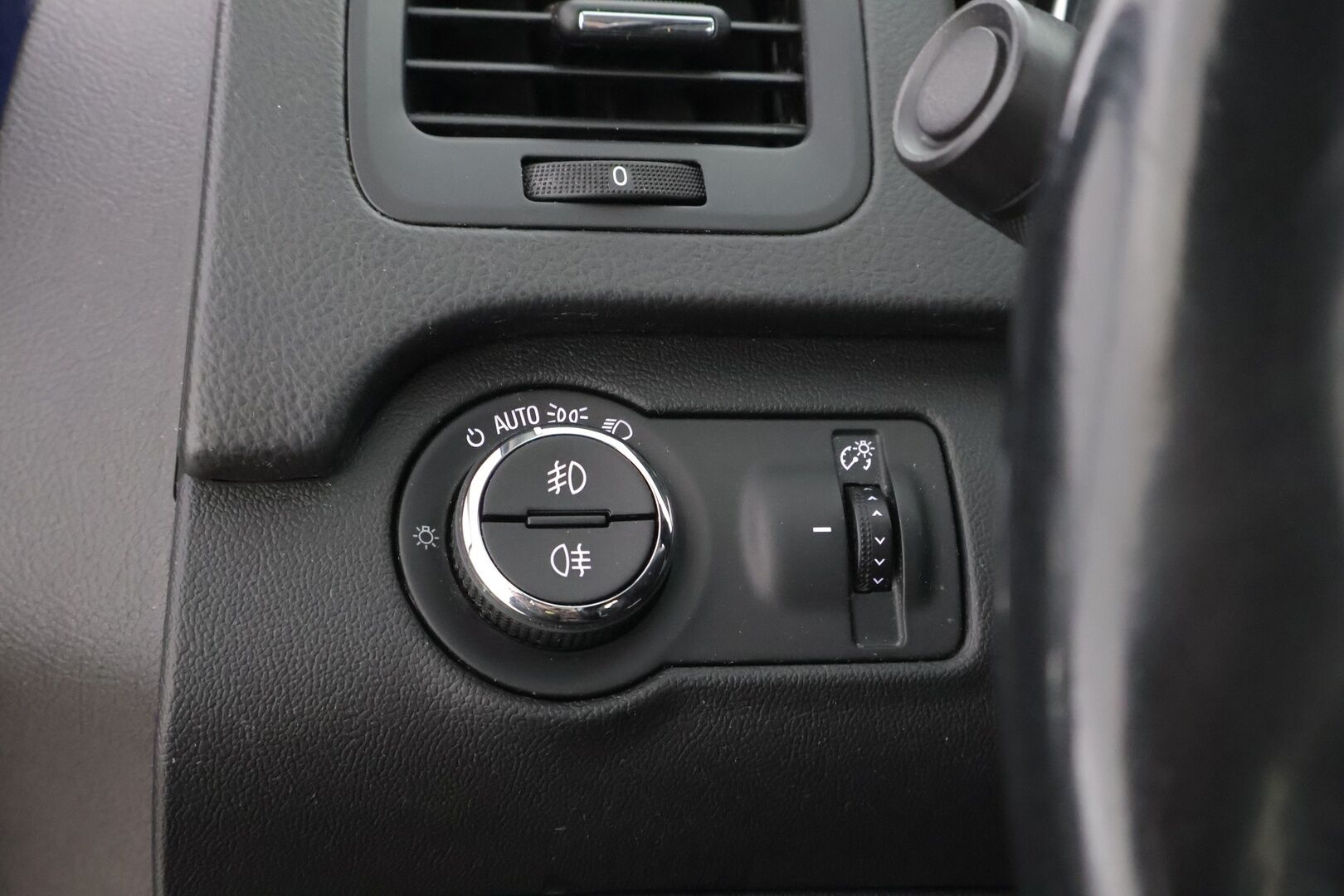 Opel Insignia 2015 5-ov Edition 2,0 CDTI 120kW AT6 *Webasto / Vetokoukku / Vakkari / Ratinlämmitin / Suomiauto* - Juuri katsastettu / Jakopää tehty!