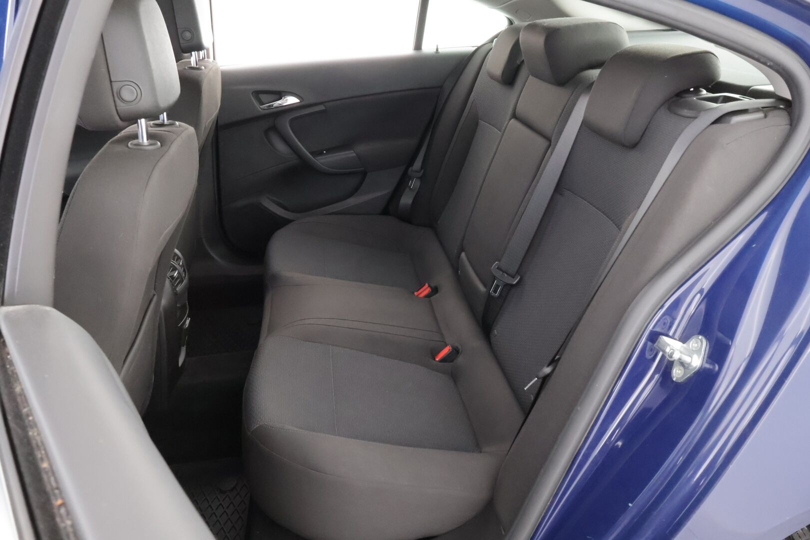 Opel Insignia 2015 5-ov Edition 2,0 CDTI 120kW AT6 *Webasto / Vetokoukku / Vakkari / Ratinlämmitin / Suomiauto* - Juuri katsastettu / Jakopää tehty!