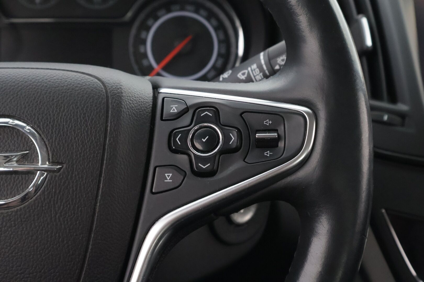 Opel Insignia 2015 5-ov Edition 2,0 CDTI 120kW AT6 *Webasto / Vetokoukku / Vakkari / Ratinlämmitin / Suomiauto* - Juuri katsastettu / Jakopää tehty!