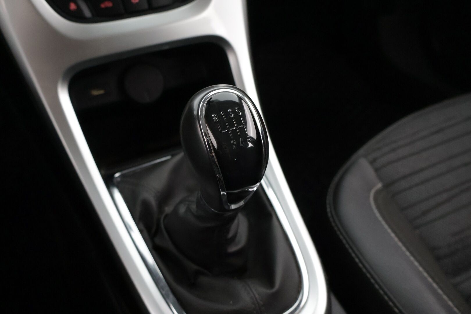 Opel Astra 2015 Sports Tourer Drive 1,4 Turbo ecoFLEX Start/Stop 103kW MT6 **YritysOutlet - Myydään vain yrityksille - *Juuri huollettu / Suomi-Auto / Vakkari / Lohkolämmitin sisähaaralla / Ratinlämmitin / 2x Renkaat *