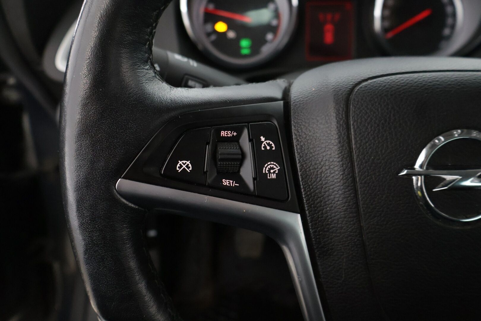 Opel Astra 2015 Sports Tourer Drive 1,4 Turbo ecoFLEX Start/Stop 103kW MT6 **YritysOutlet - Myydään vain yrityksille - *Juuri huollettu / Suomi-Auto / Vakkari / Lohkolämmitin sisähaaralla / Ratinlämmitin / 2x Renkaat *