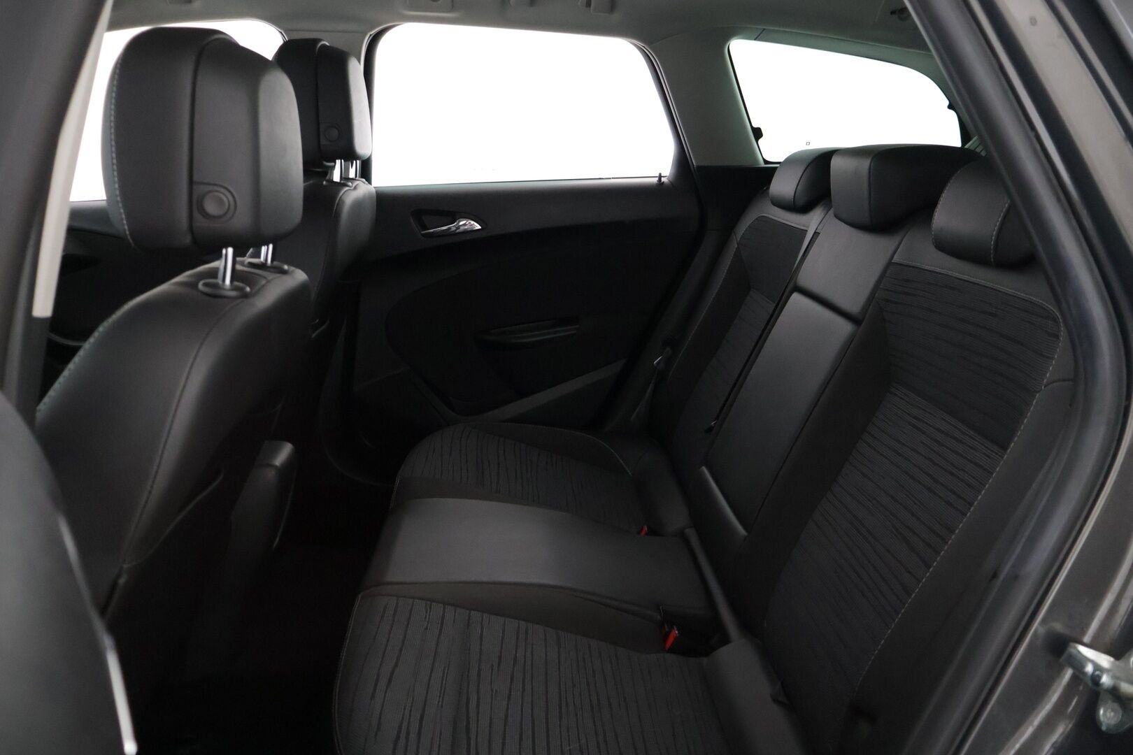 Opel Astra 2015 Sports Tourer Drive 1,4 Turbo ecoFLEX Start/Stop 103kW MT6 **YritysOutlet - Myydään vain yrityksille - *Juuri huollettu / Suomi-Auto / Vakkari / Lohkolämmitin sisähaaralla / Ratinlämmitin / 2x Renkaat *