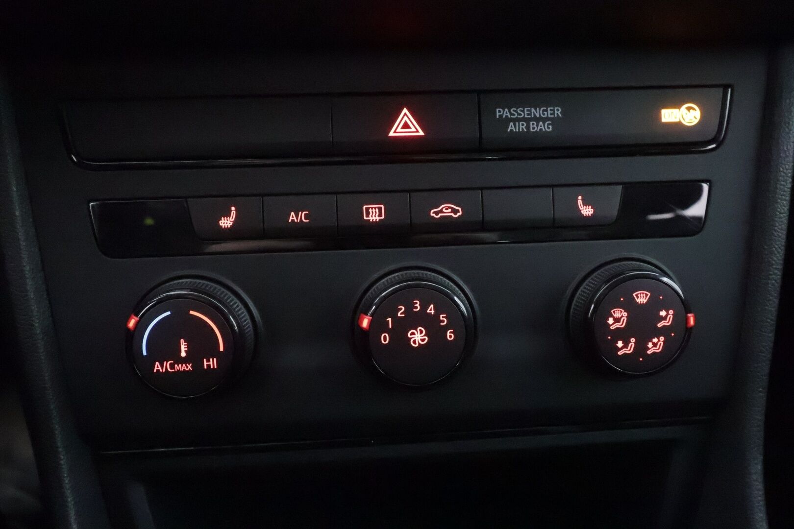 Seat Leon ST 2015 1,2 TSI 86 Reference - | Koukku | Lohko&Sisätilanlämmitin | Ilmastointi | Penkinlämmittimet | Radio | Sähköpeilit | Suomi-auto | Kahdet renkaat |