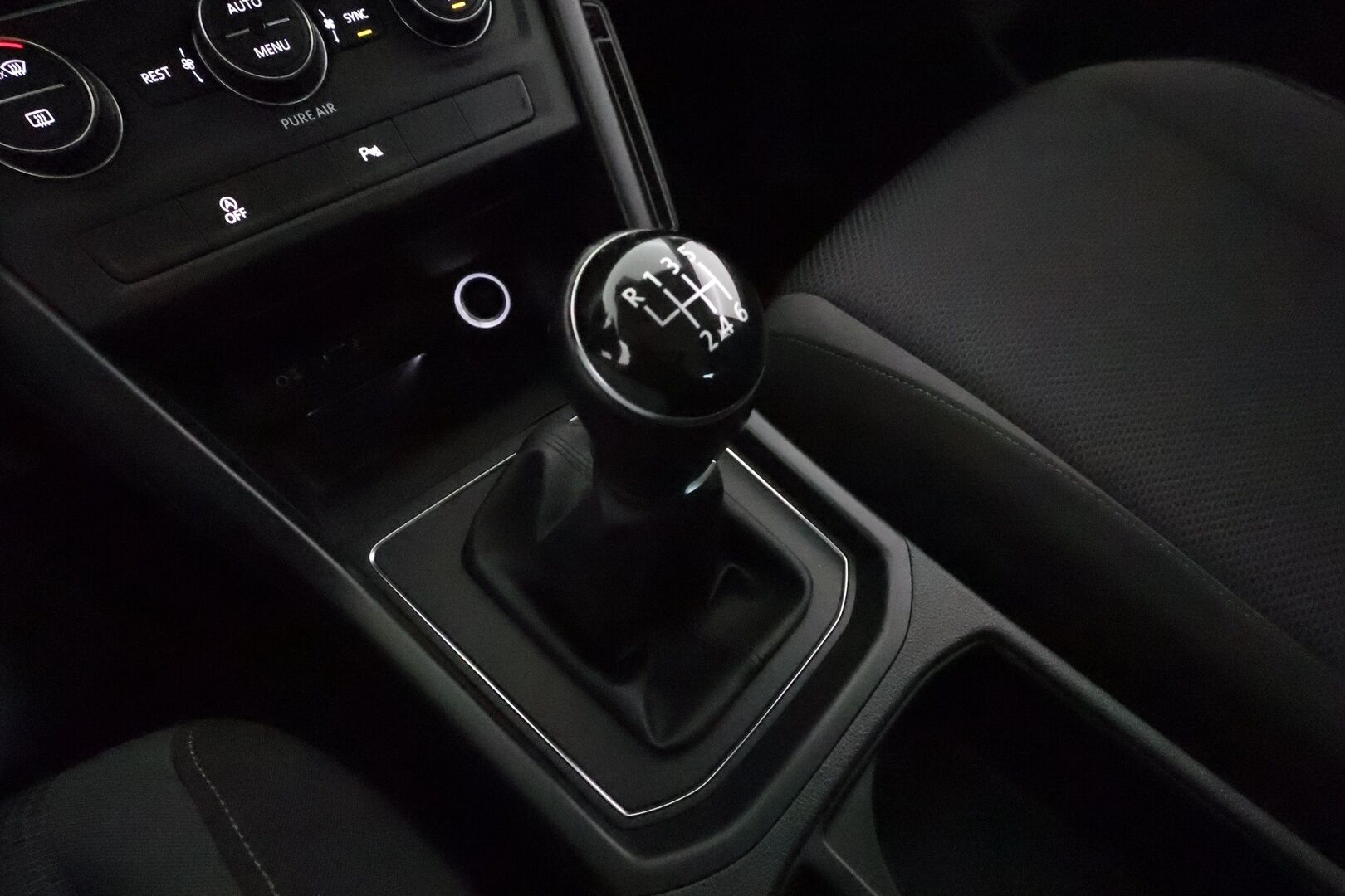 Volkswagen Touran 2016 Trendline 1,2 TSI 81 kW (110 hv) 7-Paikkainen * Suomiauto / Vetokoukku / Vakkari / Lohko & Sisäpistoke / Apple&Android - Kahdet Renkaat / 7-Paikkainen / Juuri tullut Tampereelle!