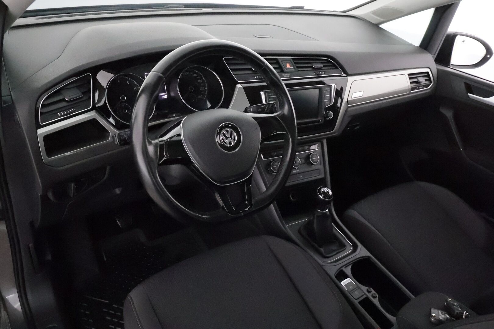 Volkswagen Touran 2016 Trendline 1,2 TSI 81 kW (110 hv) 7-Paikkainen * Suomiauto / Vetokoukku / Vakkari / Lohko & Sisäpistoke / Apple&Android - Kahdet Renkaat / 7-Paikkainen / Juuri tullut Tampereelle! - Osta nyt, maksa vasta ensi vuonna