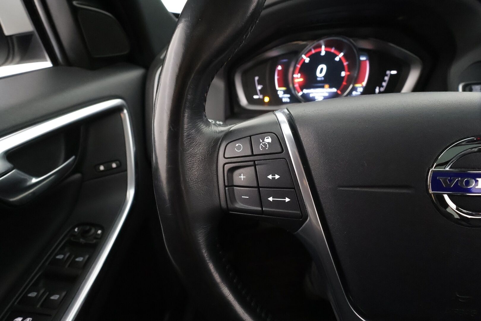 Volvo XC60 2016 D4 AWD Business Summum aut * Vakkari / Webasto / Panorama / Muistipenkki / Keyless / Nahat / P.tutkat * - Suomi-auto / Kahdet renkaat