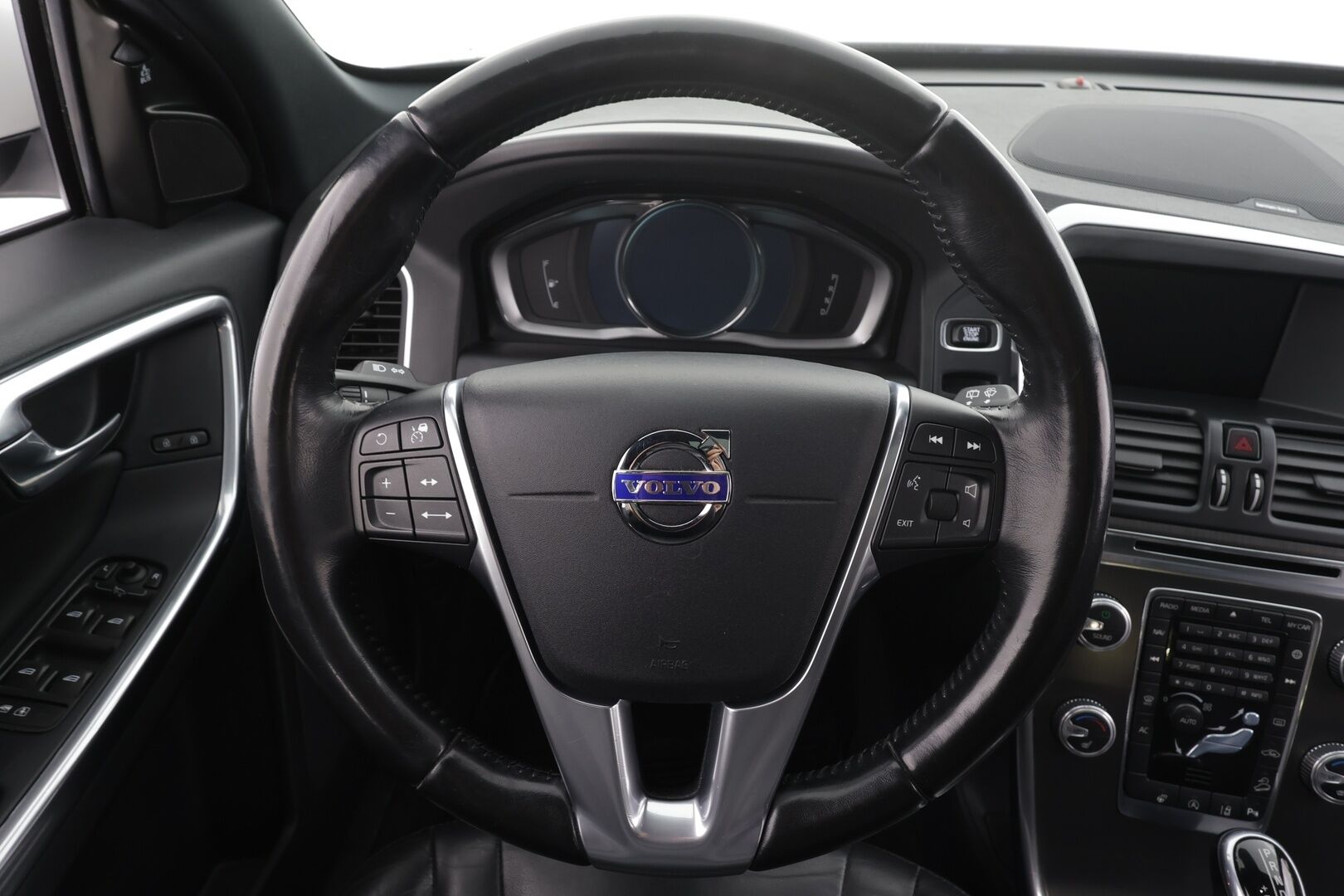 Volvo XC60 2016 D4 AWD Business Summum aut * Vakkari / Webasto / Panorama / Muistipenkki / Keyless / Nahat / P.tutkat * - Suomi-auto / Kahdet renkaat