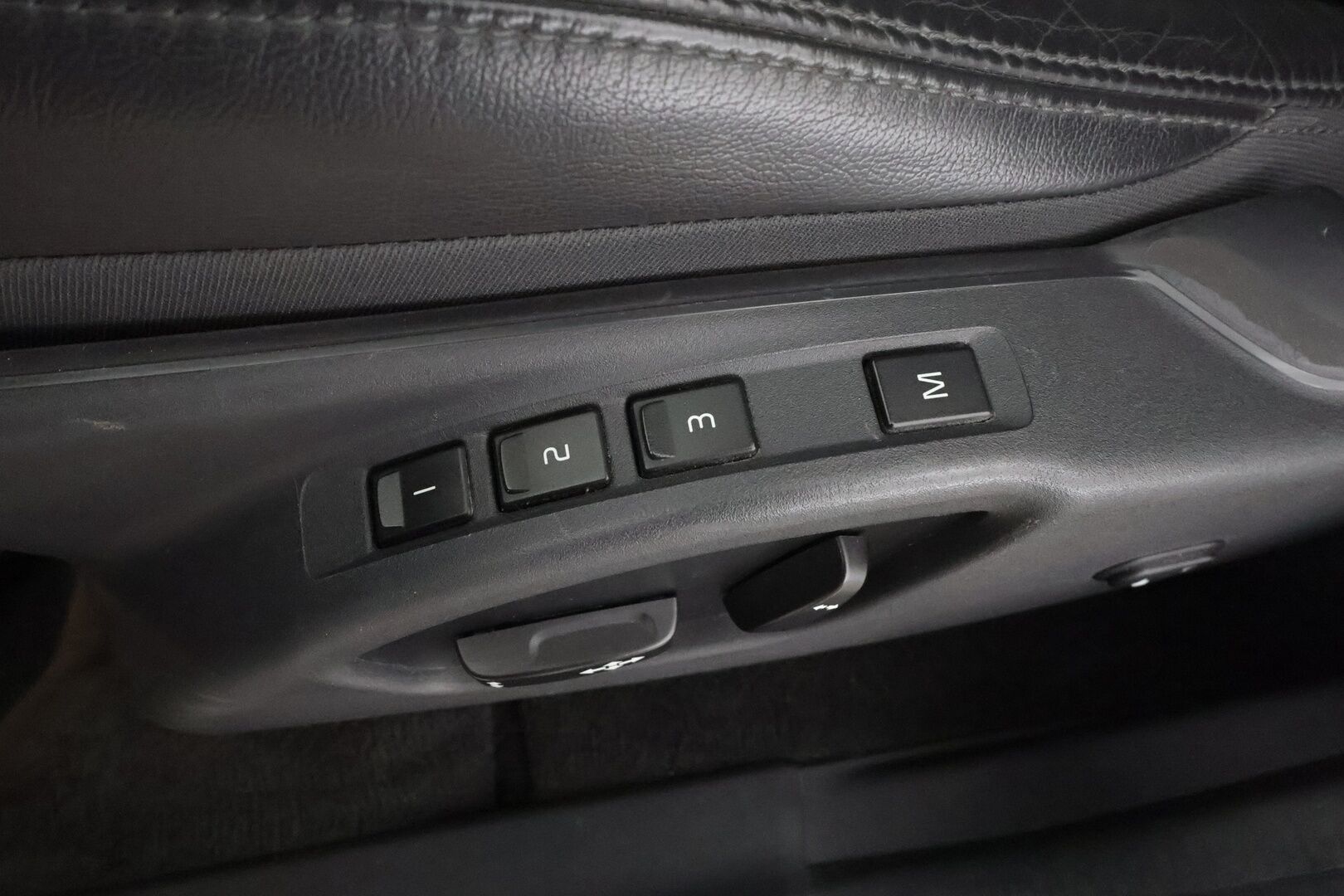 Volvo XC60 2016 D4 AWD Business Summum aut * Vakkari / Webasto / Panorama / Muistipenkki / Keyless / Nahat / P.tutkat * - Suomi-auto / Kahdet renkaat