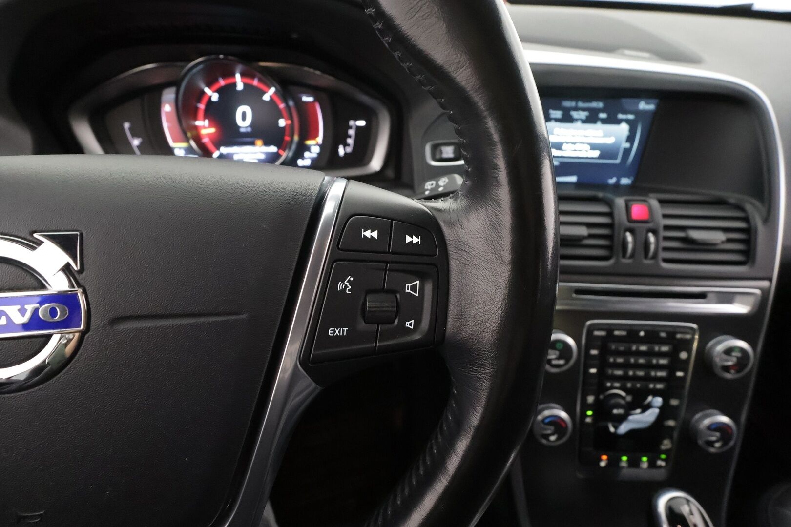 Volvo XC60 2016 D4 AWD Business Summum aut * Vakkari / Webasto / Panorama / Muistipenkki / Keyless / Nahat / P.tutkat * - Suomi-auto / Kahdet renkaat