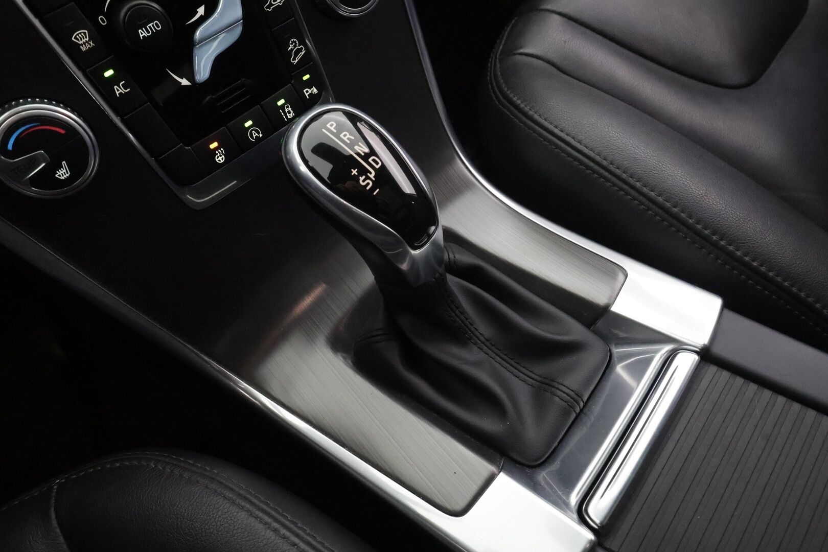 Volvo XC60 2016 D4 AWD Business Summum aut * Vakkari / Webasto / Panorama / Muistipenkki / Keyless / Nahat / P.tutkat * - Suomi-auto / Kahdet renkaat