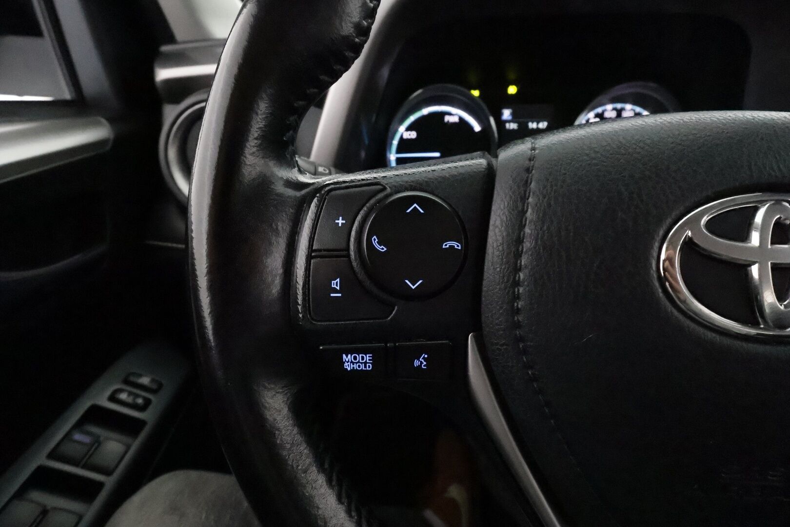 Toyota RAV4 2016 2,5 Hybrid FWD Active **Adapt.vakkari / P.kamera / LED / Navi / KeylessGo / Koukku / Lohkolämmitin** - Suomi-auto / Merkkihuollettu / Kahdet renkaat aluvanteilla 