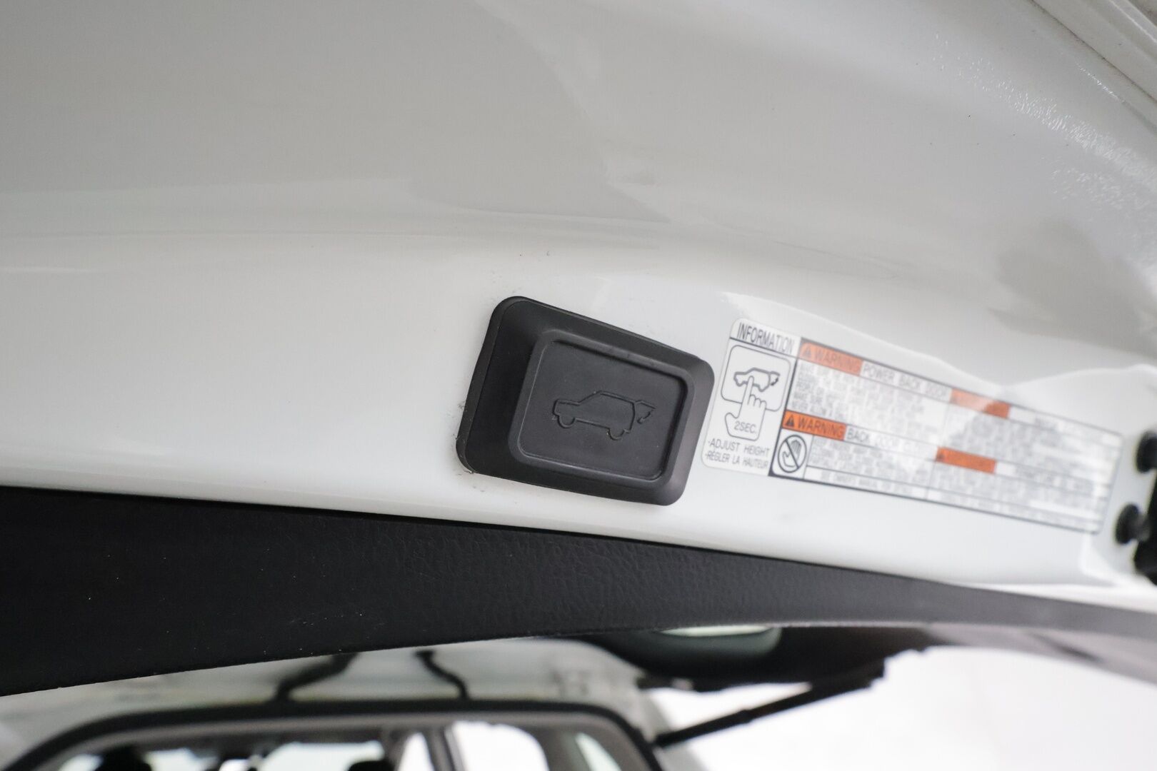 Toyota RAV4 2016 2,5 Hybrid FWD Active **Adapt.vakkari / P.kamera / LED / Navi / KeylessGo / Koukku / Lohkolämmitin** - Suomi-auto / Merkkihuollettu / Kahdet renkaat aluvanteilla 