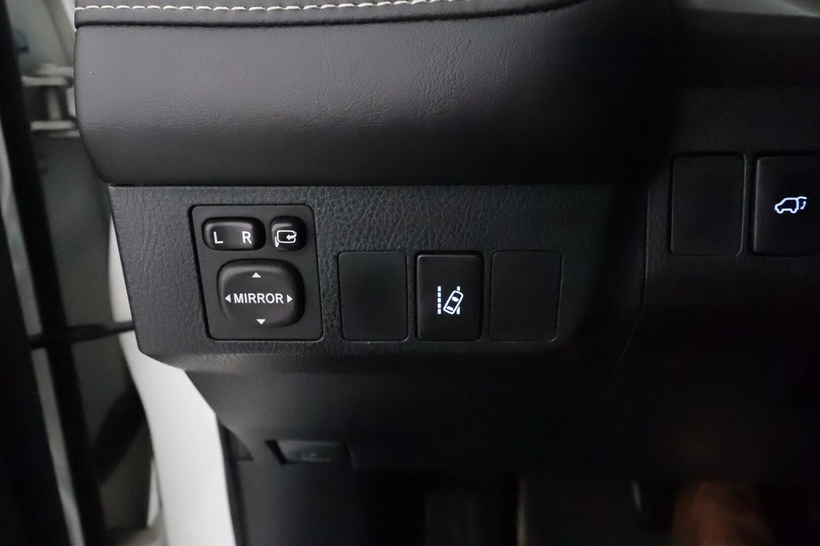 Toyota RAV4 2016 2,5 Hybrid FWD Active **Adapt.vakkari / P.kamera / LED / Navi / KeylessGo / Koukku / Lohkolämmitin** - Suomi-auto / Merkkihuollettu / Kahdet renkaat aluvanteilla 