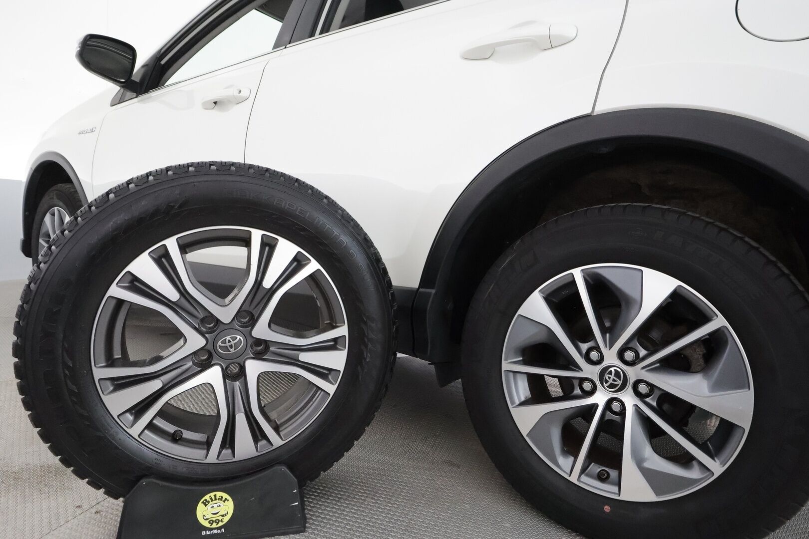 Toyota RAV4 2016 2,5 Hybrid FWD Active **Adapt.vakkari / P.kamera / LED / Navi / KeylessGo / Koukku / Lohkolämmitin** - Suomi-auto / Merkkihuollettu / Kahdet renkaat aluvanteilla 