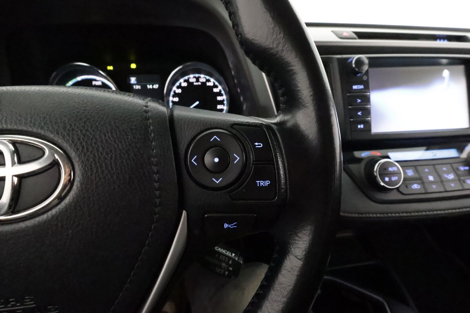 Toyota RAV4 2016 2,5 Hybrid FWD Active **Adapt.vakkari / P.kamera / LED / Navi / KeylessGo / Koukku / Lohkolämmitin** - Suomi-auto / Merkkihuollettu / Kahdet renkaat aluvanteilla 