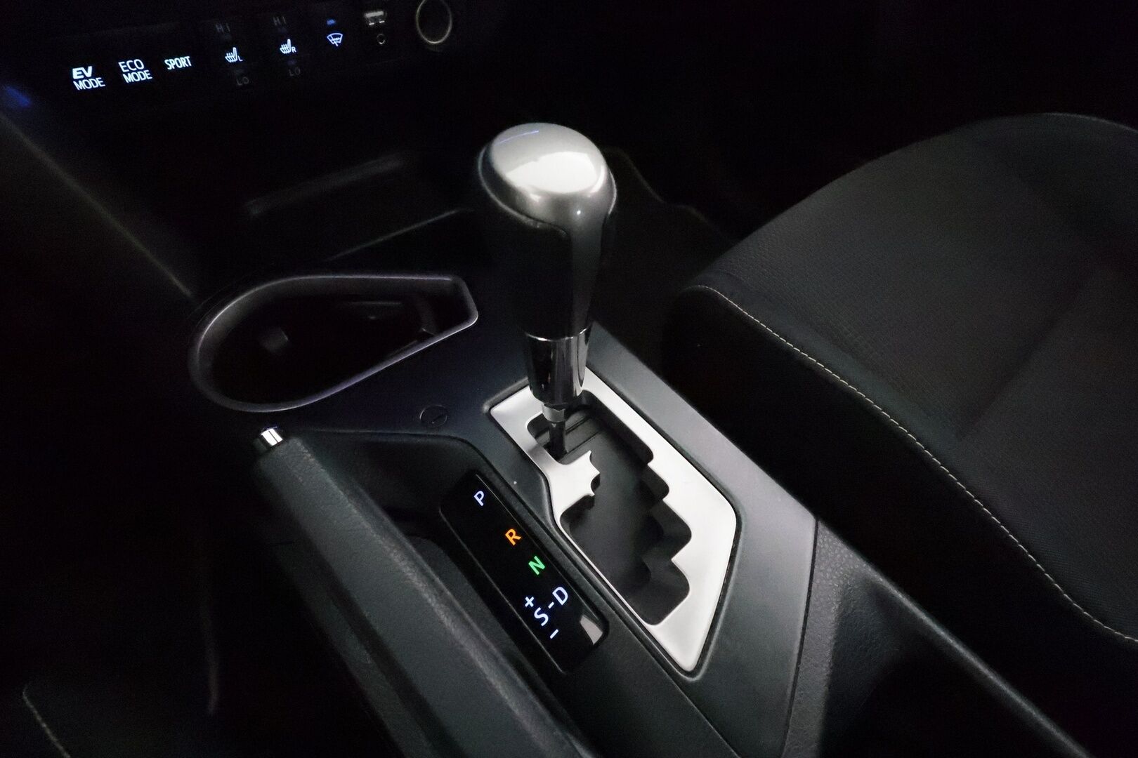 Toyota RAV4 2016 2,5 Hybrid FWD Active **Adapt.vakkari / P.kamera / LED / Navi / KeylessGo / Koukku / Lohkolämmitin** - Suomi-auto / Merkkihuollettu / Kahdet renkaat aluvanteilla 