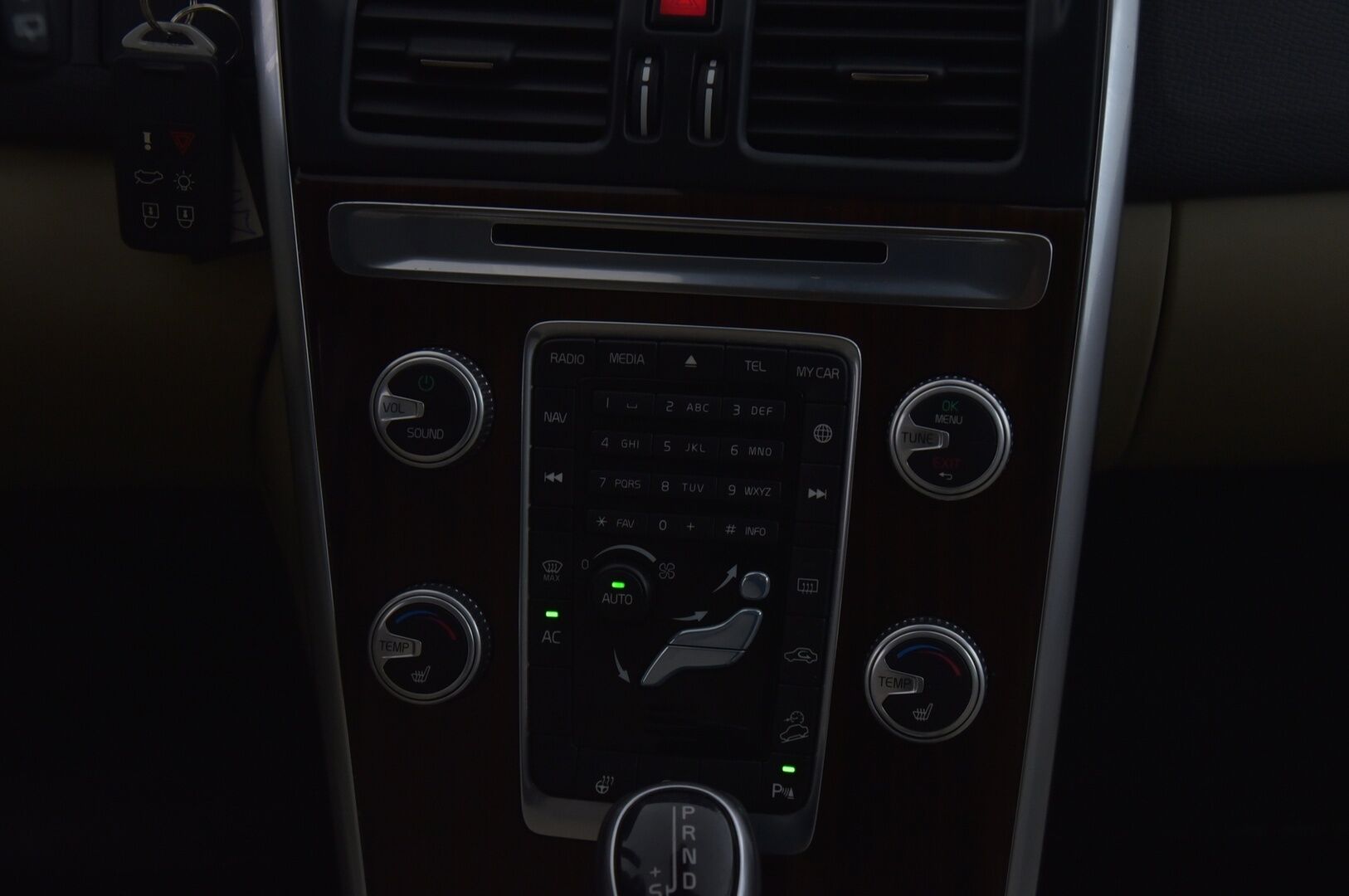 Volvo XC60 2016 D4 AWD Business Summum aut * Suomi-auto / Ratinlämmitin / Webasto / Aktiiviset kaarrevalot / Muistipenkki / Vaaleat nahat / Keyless* - HULLUT AVAJAISHULINAT KORKOTARJOUS 3,29 %