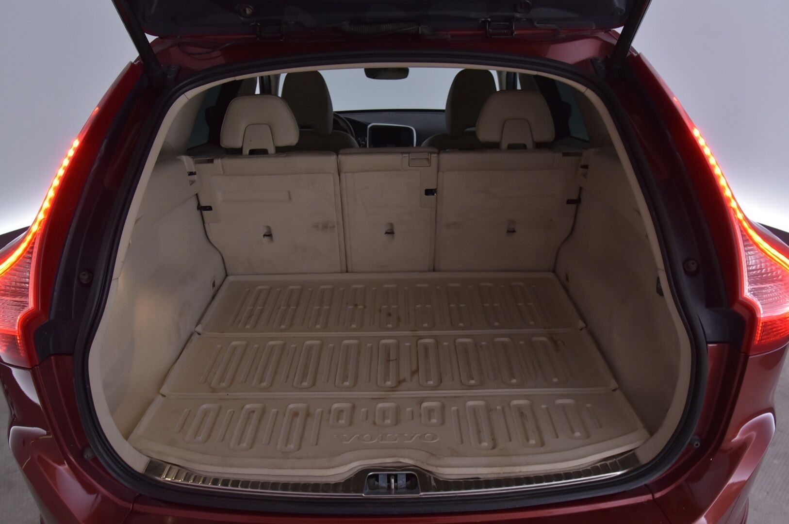 Volvo XC60 2016 D4 AWD Business Summum aut * Suomi-auto / Ratinlämmitin / Webasto / Aktiiviset kaarrevalot / Muistipenkki / Vaaleat nahat / Keyless* - HULLUT AVAJAISHULINAT KORKOTARJOUS 3,29 %