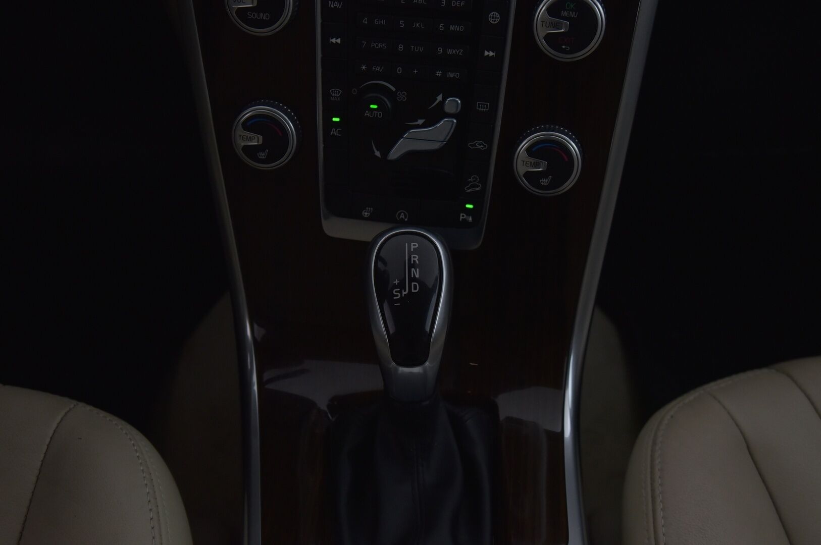 Volvo XC60 2016 D4 AWD Business Summum aut * Suomi-auto / Ratinlämmitin / Webasto / Aktiiviset kaarrevalot / Muistipenkki / Vaaleat nahat / Keyless* - HULLUT AVAJAISHULINAT KORKOTARJOUS 3,29 %