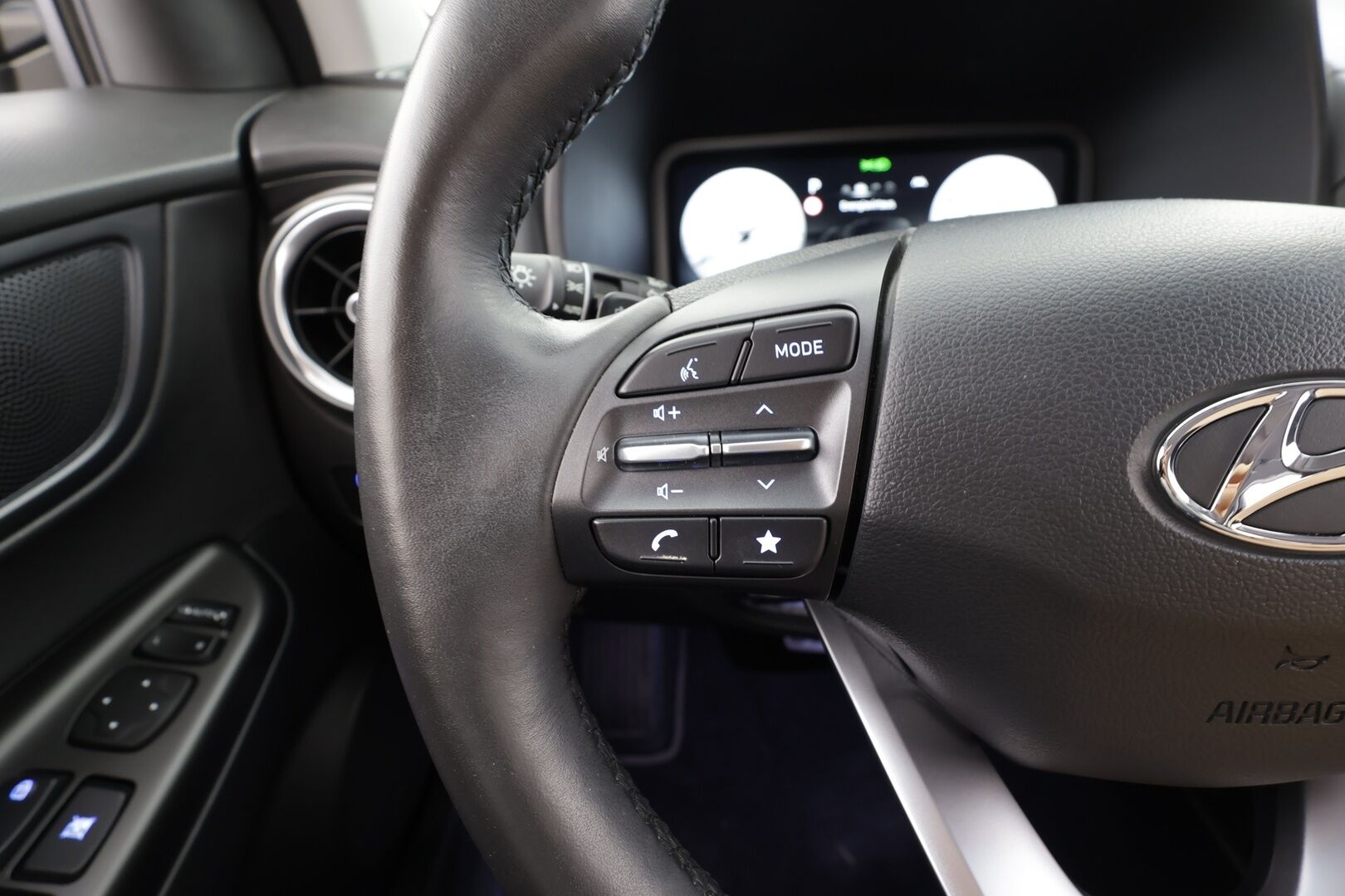 Hyundai KONA 2023 electric 64 kWh 204 hv Style MY21 - | ACC | ILP | Krell | HUD | Sähköpenkit | Puolinahat | LED | Digimittaristo | HDA | BSM | P.kamera | Keyless | Merkkihuollot | 2x renkaat aluin | 