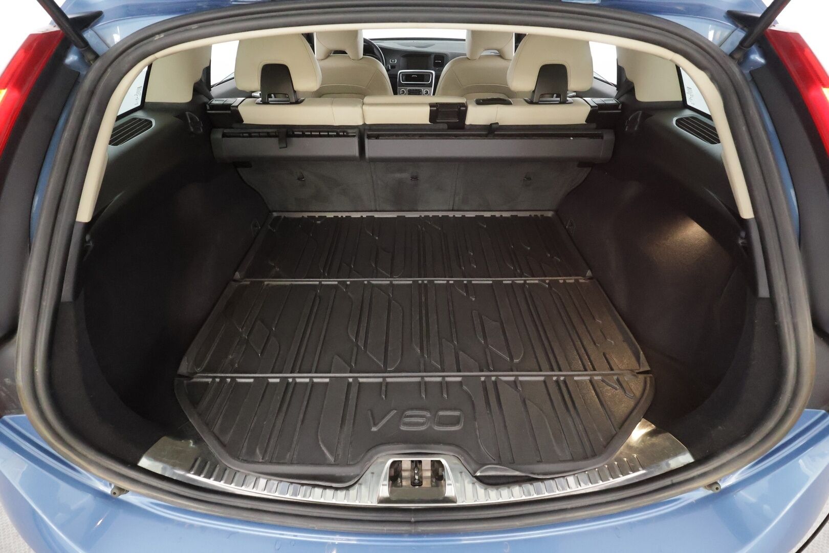 Volvo V60 2016 D4 Business Summum Edition aut * Webasto / ACC / Xenon / P.tutkat / Navi / Kaistavahti / Keyless * - H&K / Muistipenkki / Katveavustin / Suomi-auto / Kahdet renkaat aluvanteilla