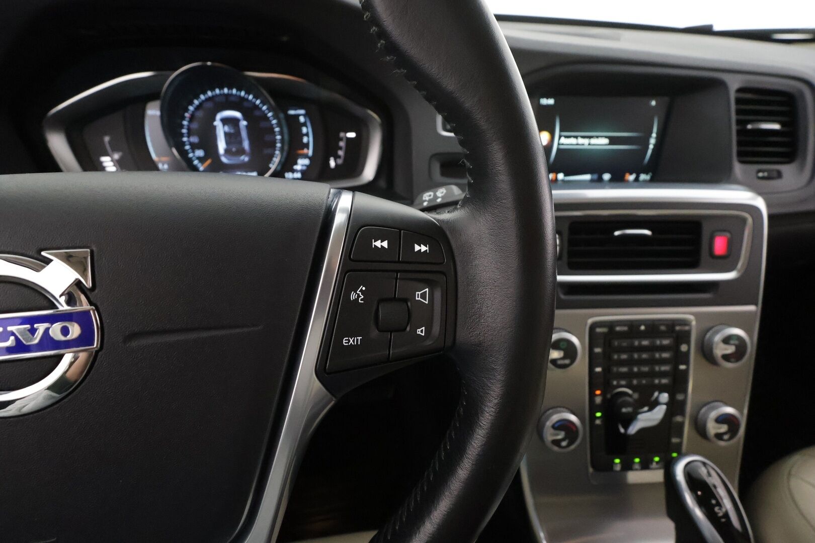 Volvo V60 2016 D4 Business Summum Edition aut * Webasto / ACC / Xenon / P.tutkat / Navi / Kaistavahti / Keyless * - H&K / Muistipenkki / Katveavustin / Suomi-auto / Kahdet renkaat aluvanteilla