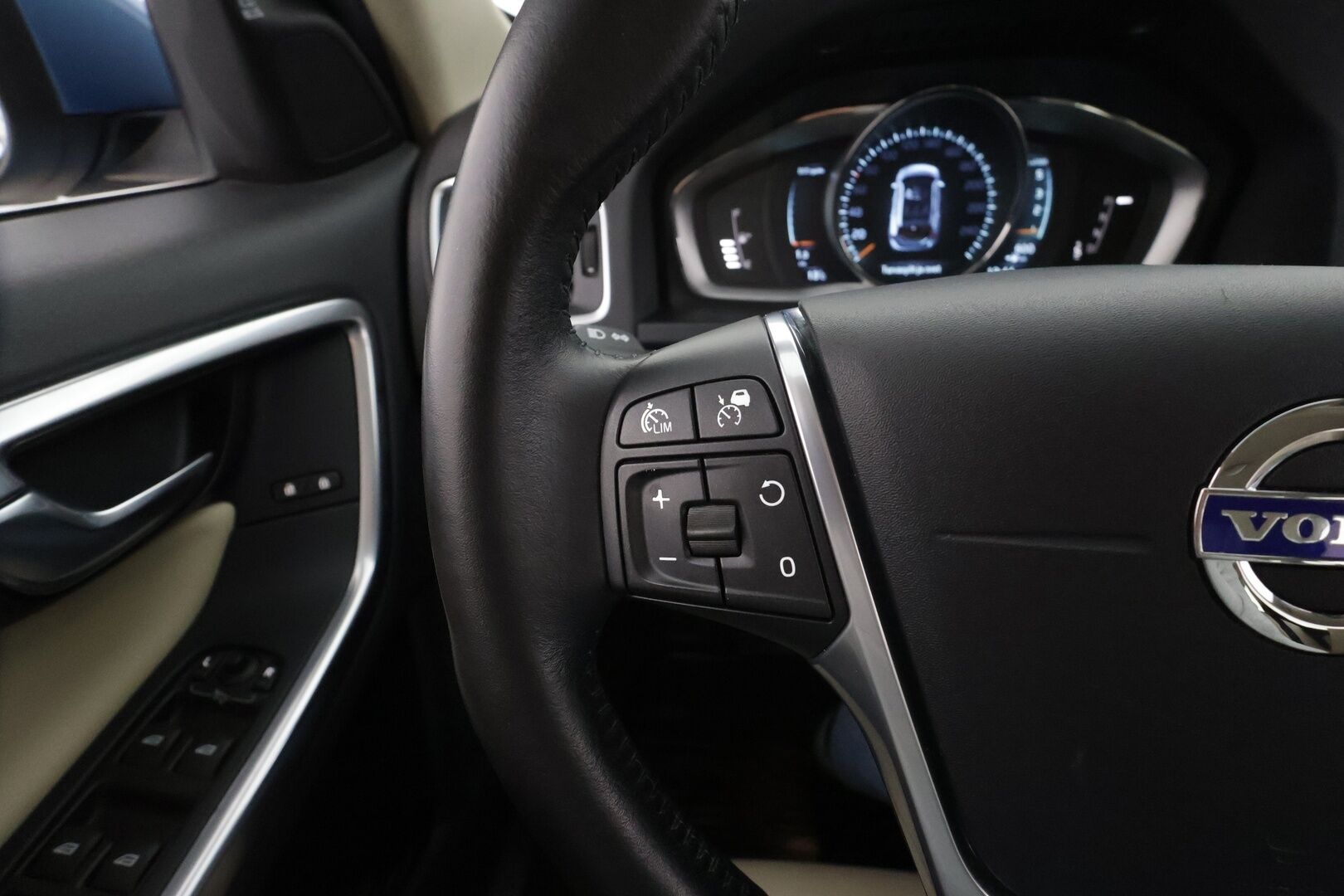 Volvo V60 2016 D4 Business Summum Edition aut * Webasto / ACC / Xenon / P.tutkat / Navi / Kaistavahti / Keyless * - H&K / Muistipenkki / Katveavustin / Suomi-auto / Kahdet renkaat aluvanteilla