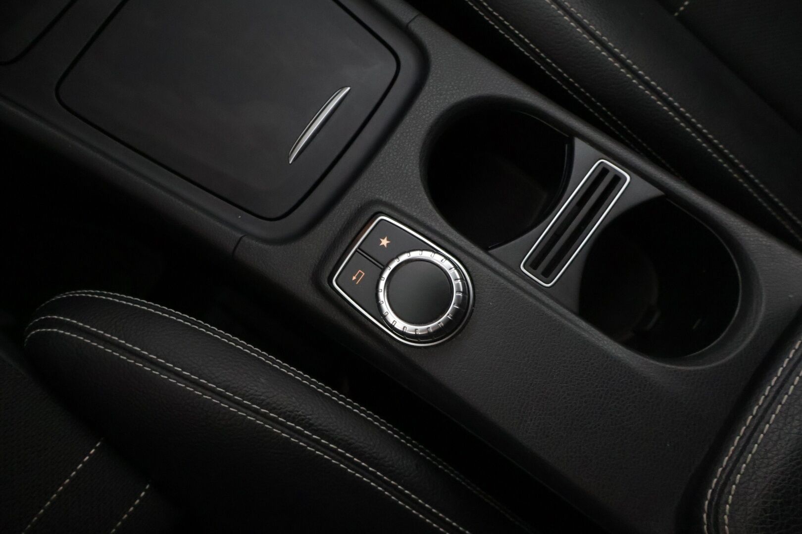 Mercedes-Benz CLA 2016 180 A Shooting Brake Premium Business * Xenon / P.kamera / Sporttipenkit / Vakkari / Koukku * - * Suomi-auto / Kahdet renkaat omilla alumiinivanteilla! / Lohkolämmitin *