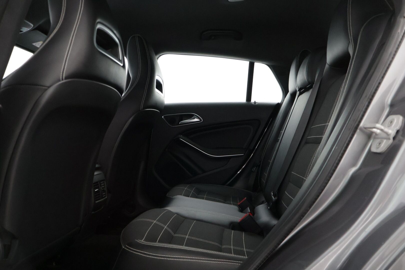 Mercedes-Benz CLA 2016 180 A Shooting Brake Premium Business * Xenon / P.kamera / Sporttipenkit / Vakkari / Koukku * - * Suomi-auto / Kahdet renkaat omilla alumiinivanteilla! / Lohkolämmitin *