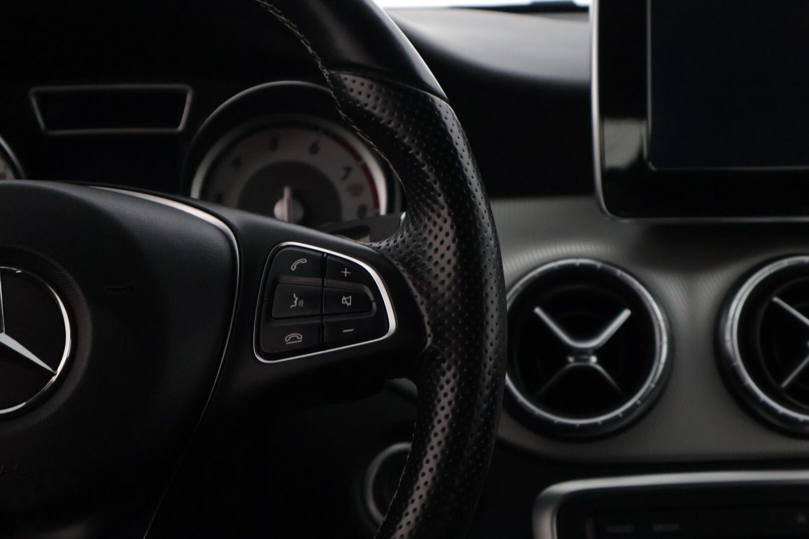 Mercedes-Benz CLA 2016 180 A Shooting Brake Premium Business * Xenon / P.kamera / Sporttipenkit / Vakkari / Koukku * - * Suomi-auto / Kahdet renkaat omilla alumiinivanteilla! / Lohkolämmitin *
