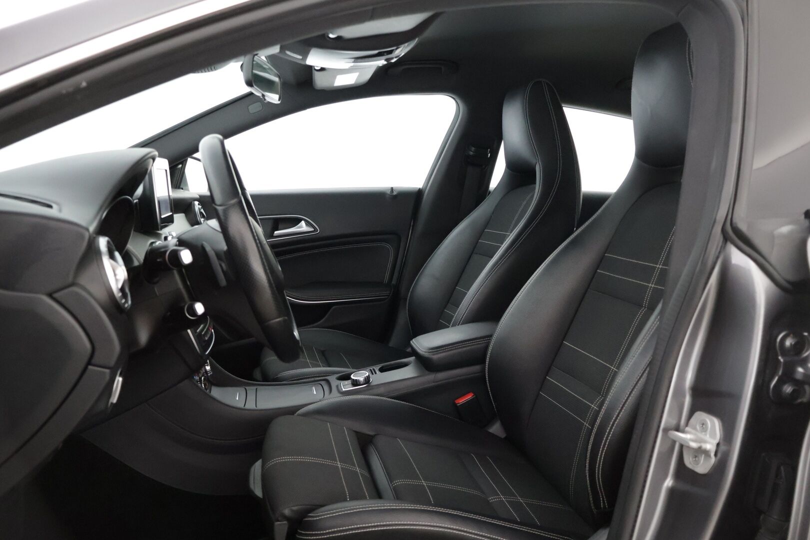 Mercedes-Benz CLA 2016 180 A Shooting Brake Premium Business * Xenon / P.kamera / Sporttipenkit / Vakkari / Koukku * - * Suomi-auto / Kahdet renkaat omilla alumiinivanteilla! / Lohkolämmitin *