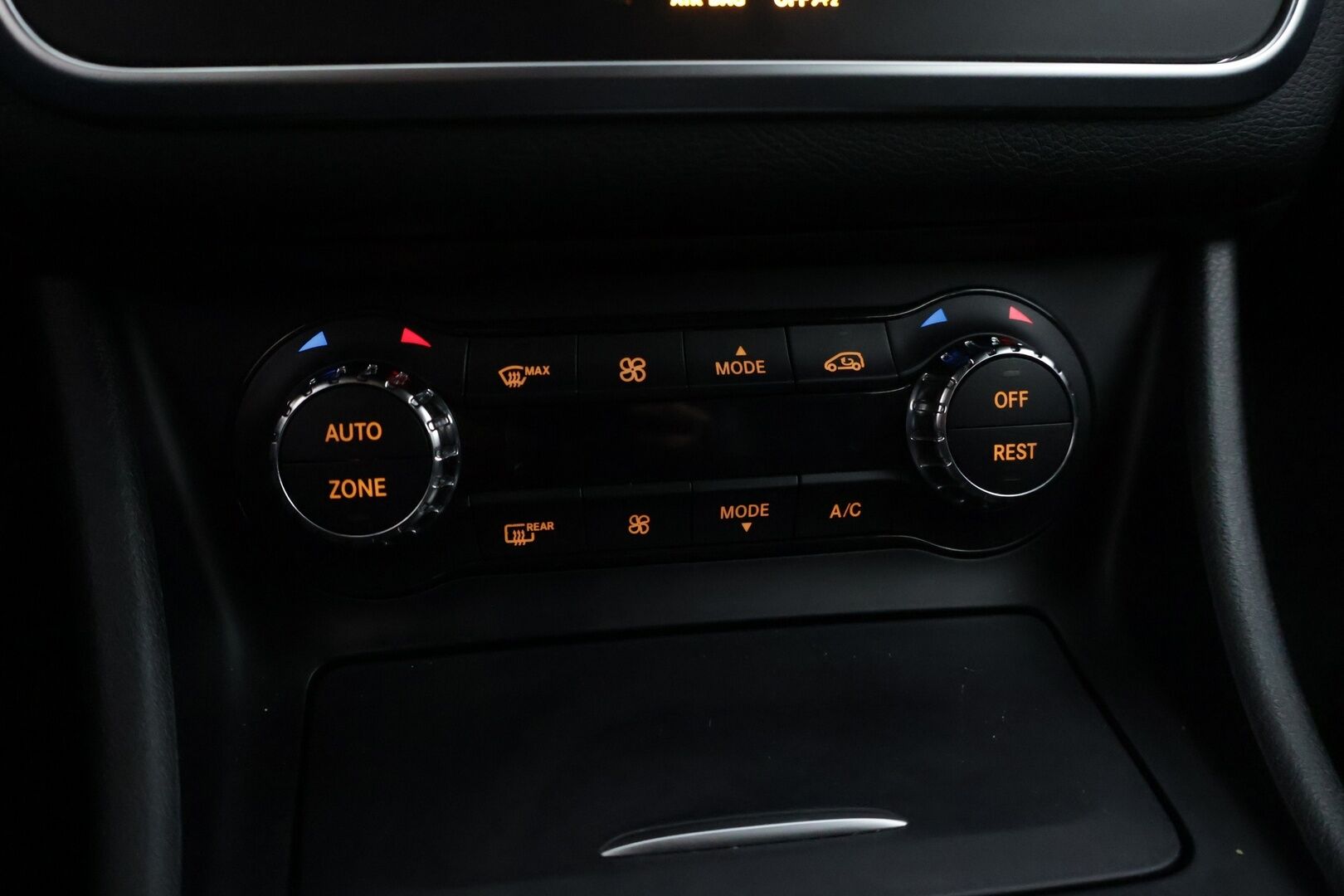 Mercedes-Benz CLA 2016 180 A Shooting Brake Premium Business * Xenon / P.kamera / Sporttipenkit / Vakkari / Koukku * - * Suomi-auto / Kahdet renkaat omilla alumiinivanteilla! / Lohkolämmitin *
