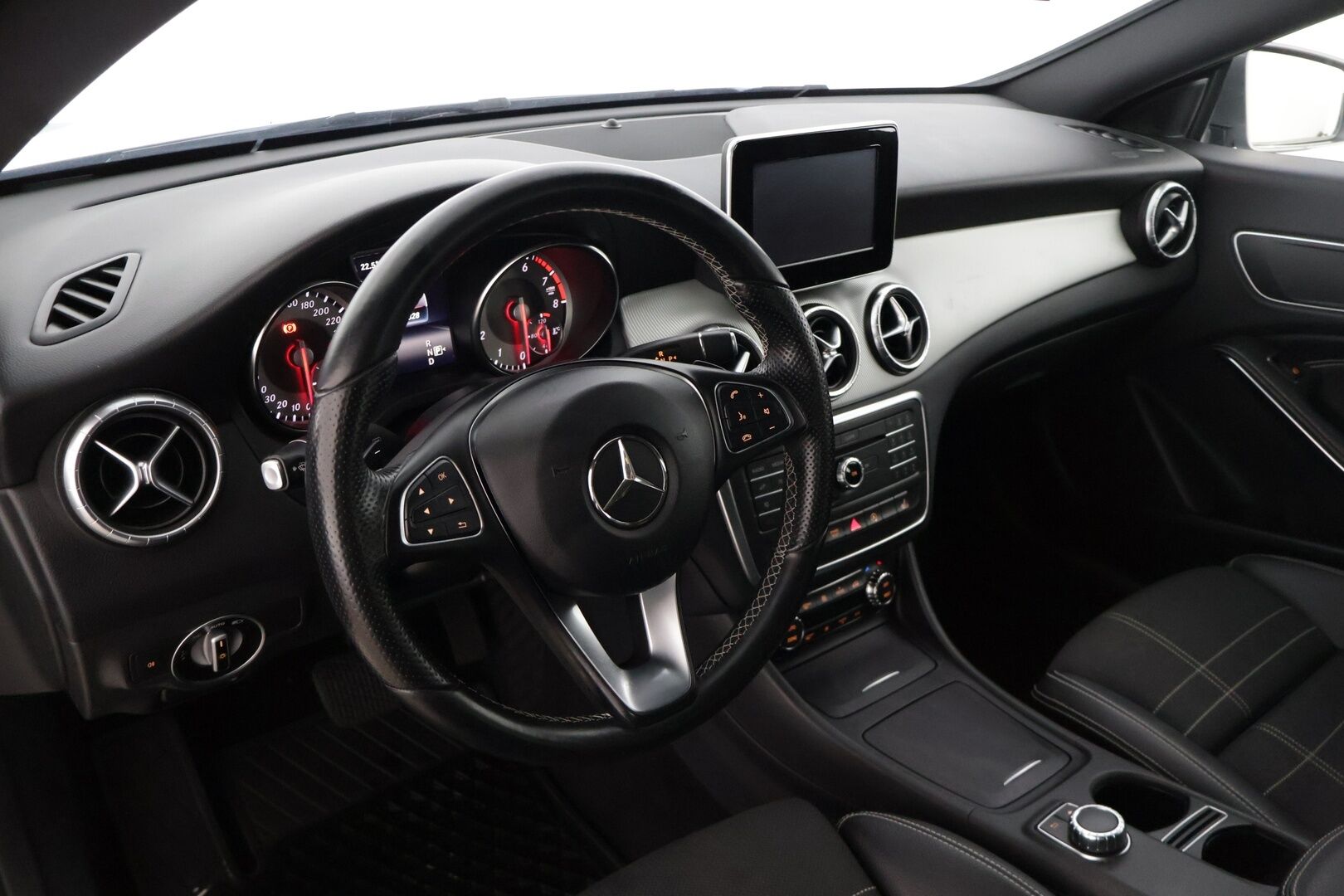 Mercedes-Benz CLA 2016 180 A Shooting Brake Premium Business * Xenon / P.kamera / Sporttipenkit / Vakkari / Koukku * - * Suomi-auto / Kahdet renkaat omilla alumiinivanteilla! / Lohkolämmitin *