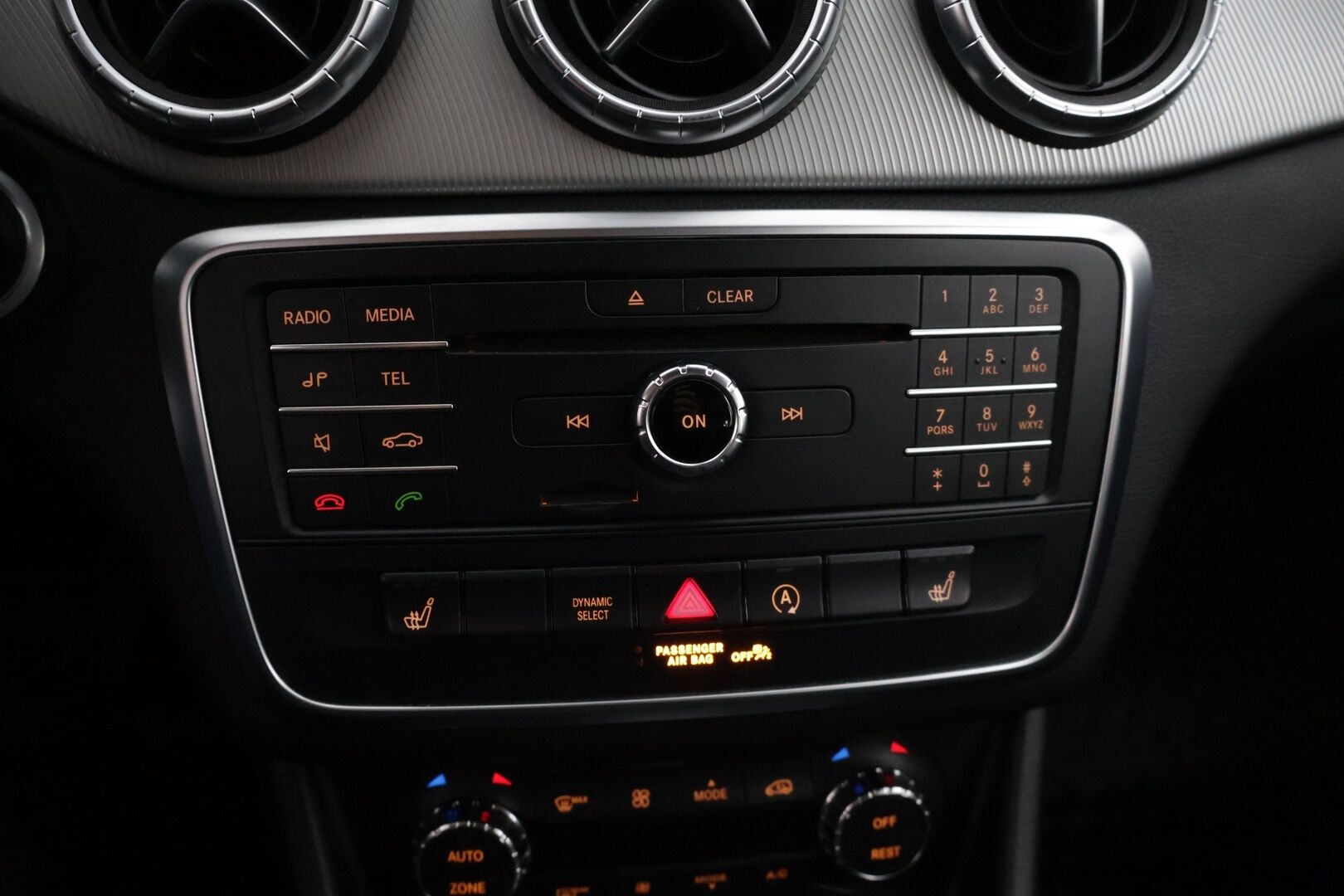 Mercedes-Benz CLA 2016 180 A Shooting Brake Premium Business * Xenon / P.kamera / Sporttipenkit / Vakkari / Koukku * - * Suomi-auto / Kahdet renkaat omilla alumiinivanteilla! / Lohkolämmitin *