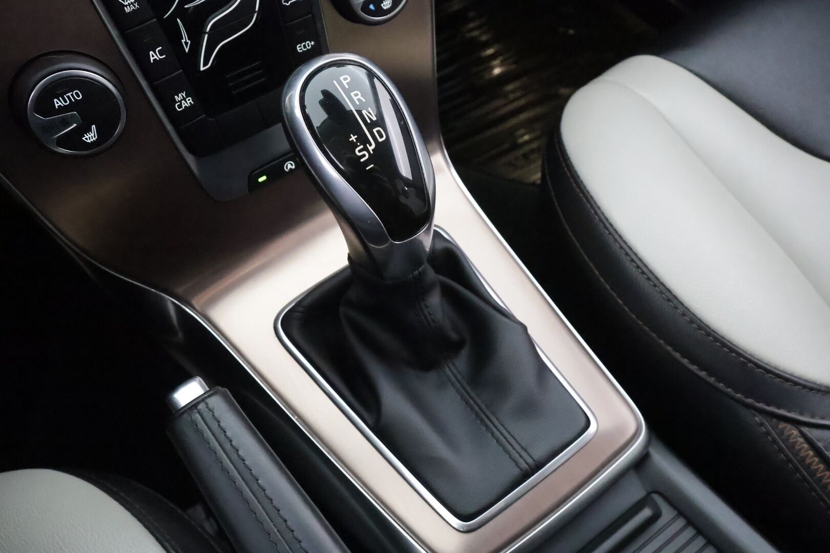 Volvo V40 Cross Country 2016 D2 Business Summum aut * Pa-lisälämmitin / Muistipenkki / P.Tutka / Xenon / Nahkaverhoilu / Keyless * - Suomi-auto / Kahdet renkaat aluvanteilla / Merkkihuollot