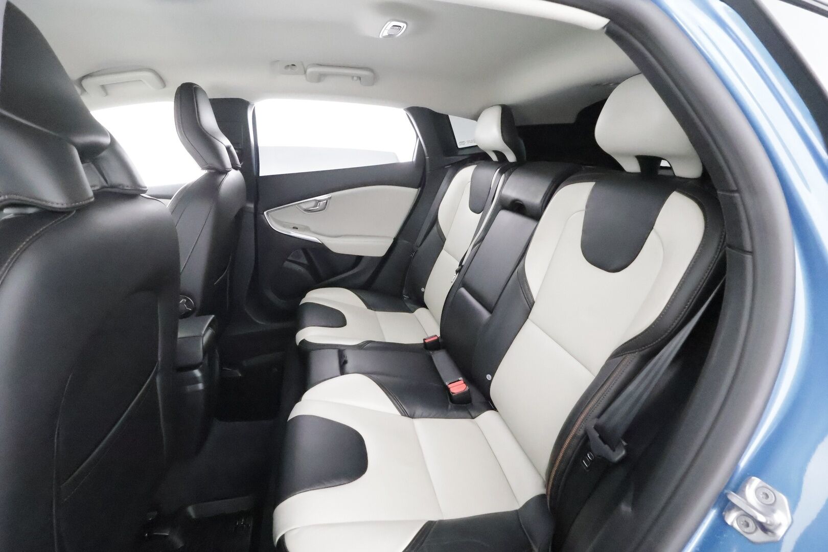 Volvo V40 Cross Country 2016 D2 Business Summum aut * Pa-lisälämmitin / Muistipenkki / P.Tutka / Xenon / Nahkaverhoilu / Keyless * - Suomi-auto / Kahdet renkaat aluvanteilla / Merkkihuollot