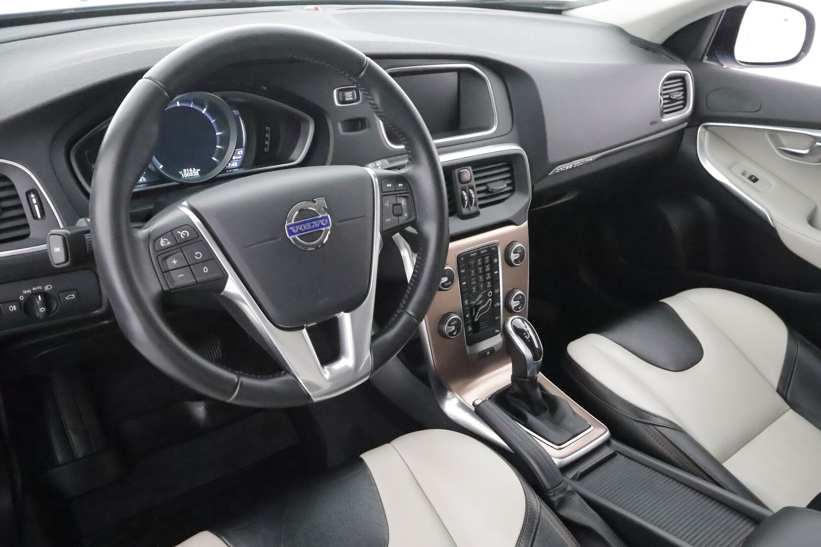 Volvo V40 Cross Country 2016 D2 Business Summum aut * Pa-lisälämmitin / Muistipenkki / P.Tutka / Xenon / Nahkaverhoilu / Keyless * - Suomi-auto / Kahdet renkaat aluvanteilla / Merkkihuollot
