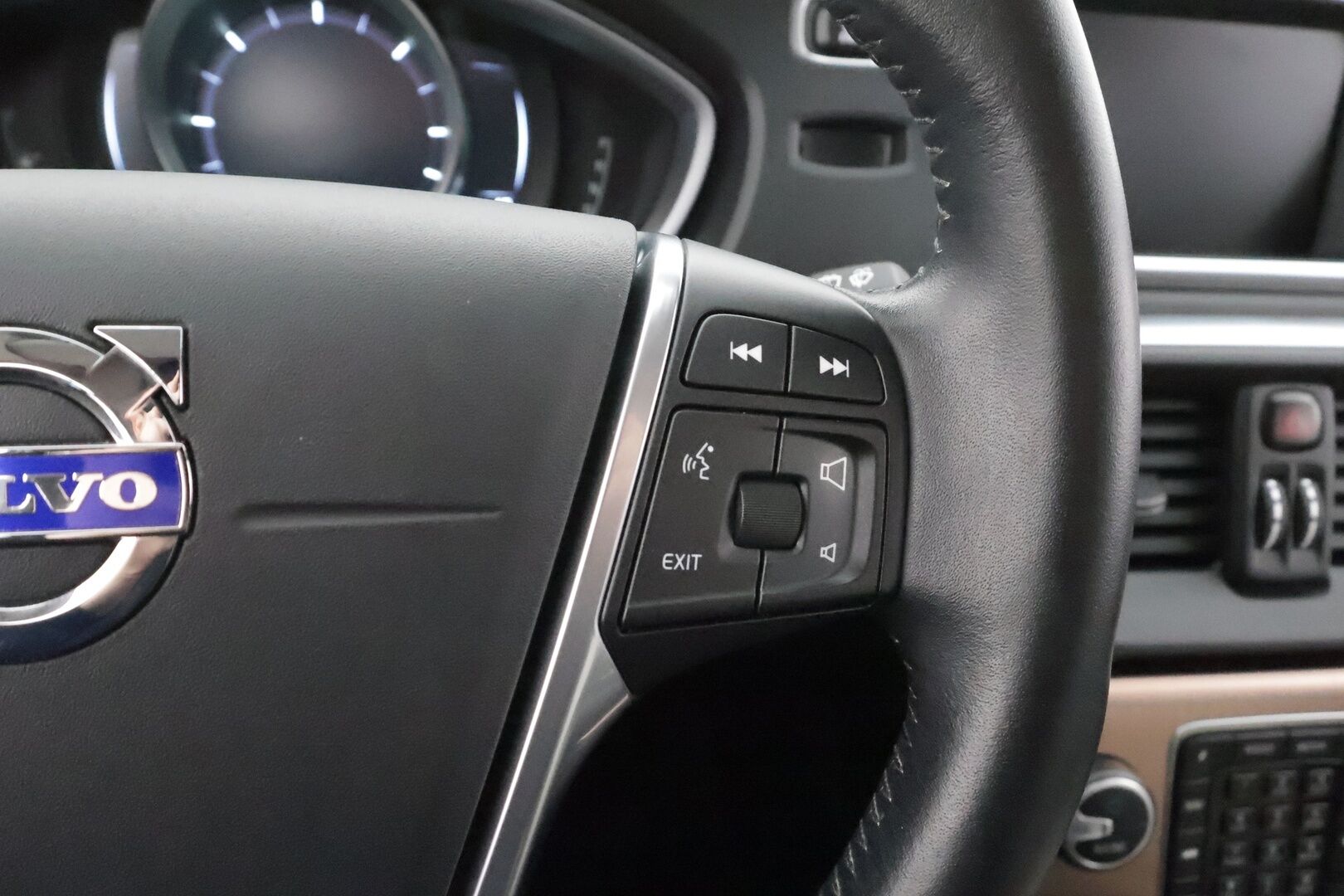 Volvo V40 Cross Country 2016 D2 Business Summum aut * Pa-lisälämmitin / Muistipenkki / P.Tutka / Xenon / Nahkaverhoilu / Keyless * - Suomi-auto / Kahdet renkaat aluvanteilla / Merkkihuollot - HULLUT AVAJAISHULINAT KORKOTARJOUS 3,29 %