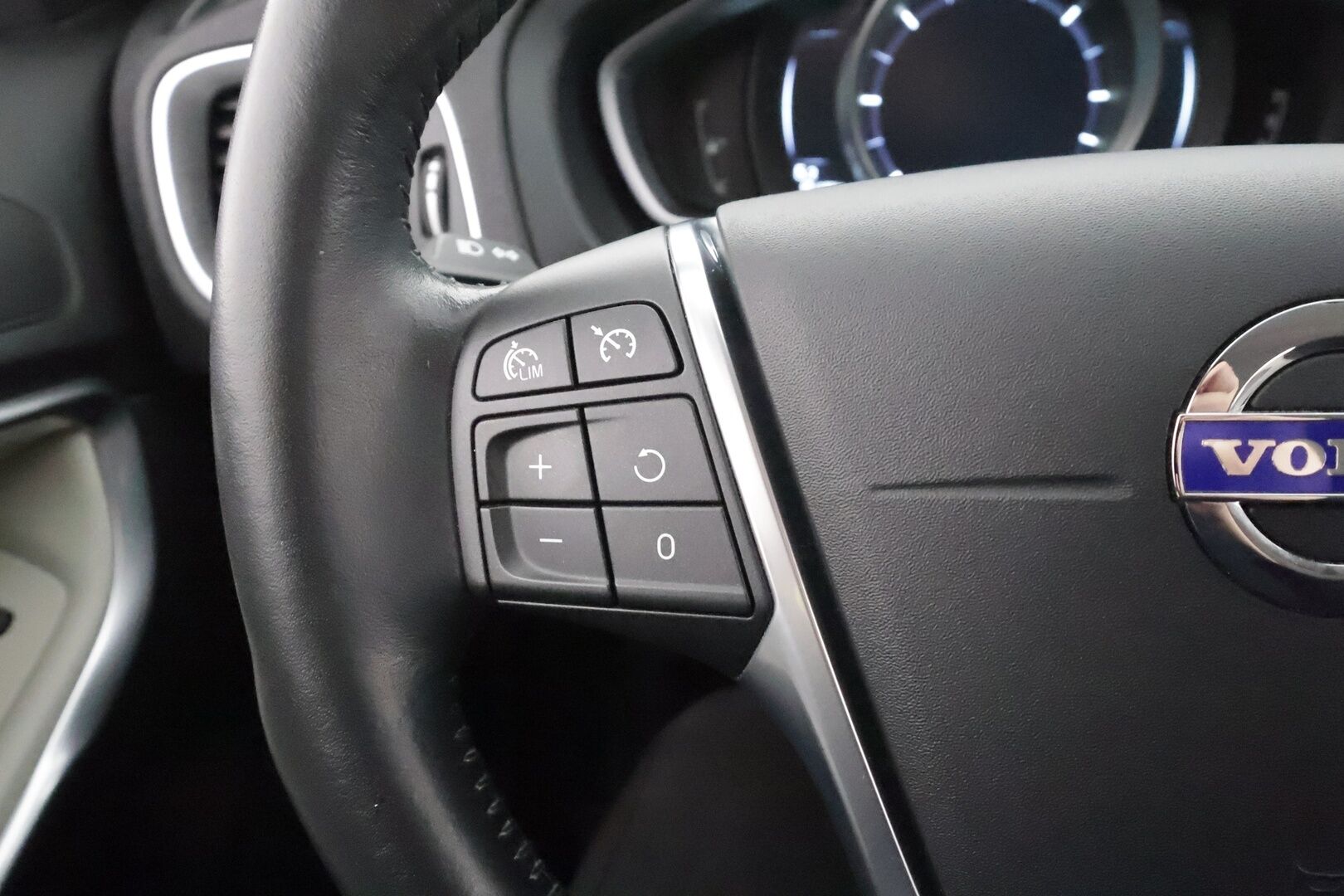 Volvo V40 Cross Country 2016 D2 Business Summum aut * Pa-lisälämmitin / Muistipenkki / P.Tutka / Xenon / Nahkaverhoilu / Keyless * - Suomi-auto / Kahdet renkaat aluvanteilla / Merkkihuollot