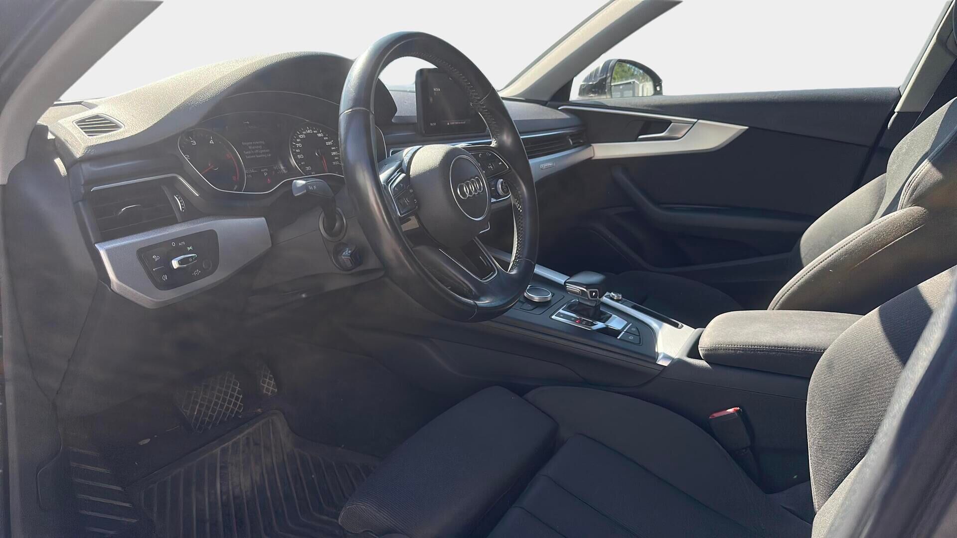 Audi A4 2016 Avant First Edition Business Sport 2,0 TDI 140 kW quattro S tronic / Webasto / Alletaittuva vetokoukku / Sporttipenkit - Huollettu 5/25 / P-Tutkat / LED / Apple&Android