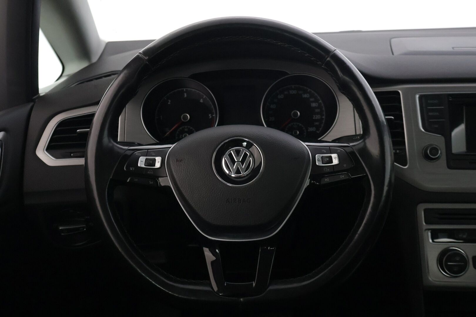 Volkswagen Golf Sportsvan 2016 Comfortline 1,6 TDI 81 kW (110 hv) DSG-automaatti - | Tämä auto myydään YritysOutlet -valikoimasta vain yritykselle | Webasto | P. Tutkat | Vakionopeudensäädin | Keyless | Bi-Xenon | 2x Renkaat & Vanteet |