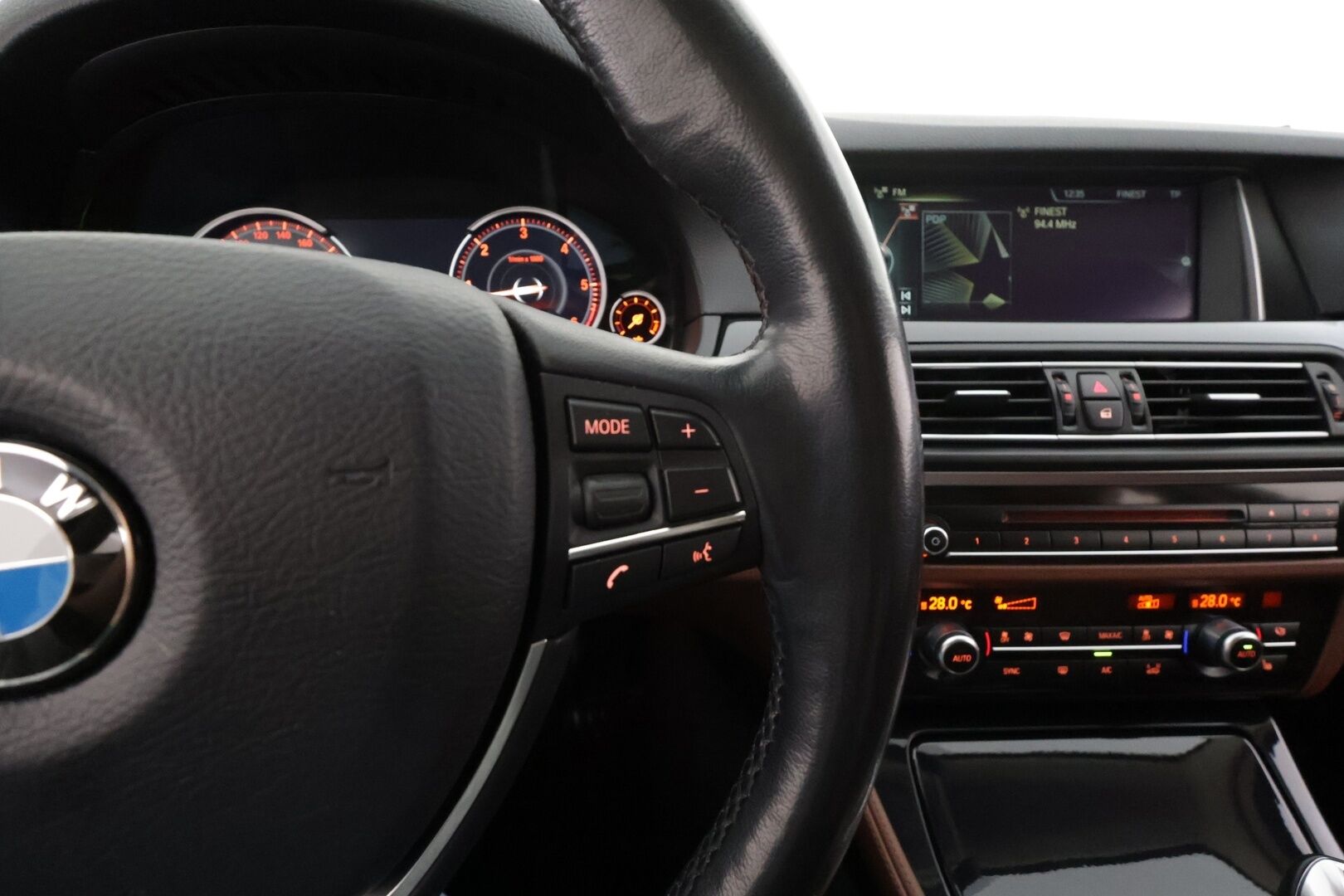 BMW 520 2016 F11 Touring 520d A xDrive Business Exclusive Edition * Webasto / Koukku / Xenon / P.tutkat / Navi / Sportnahat  / HUD* - HiFi / Suomi-auto / Kahdet renkaat